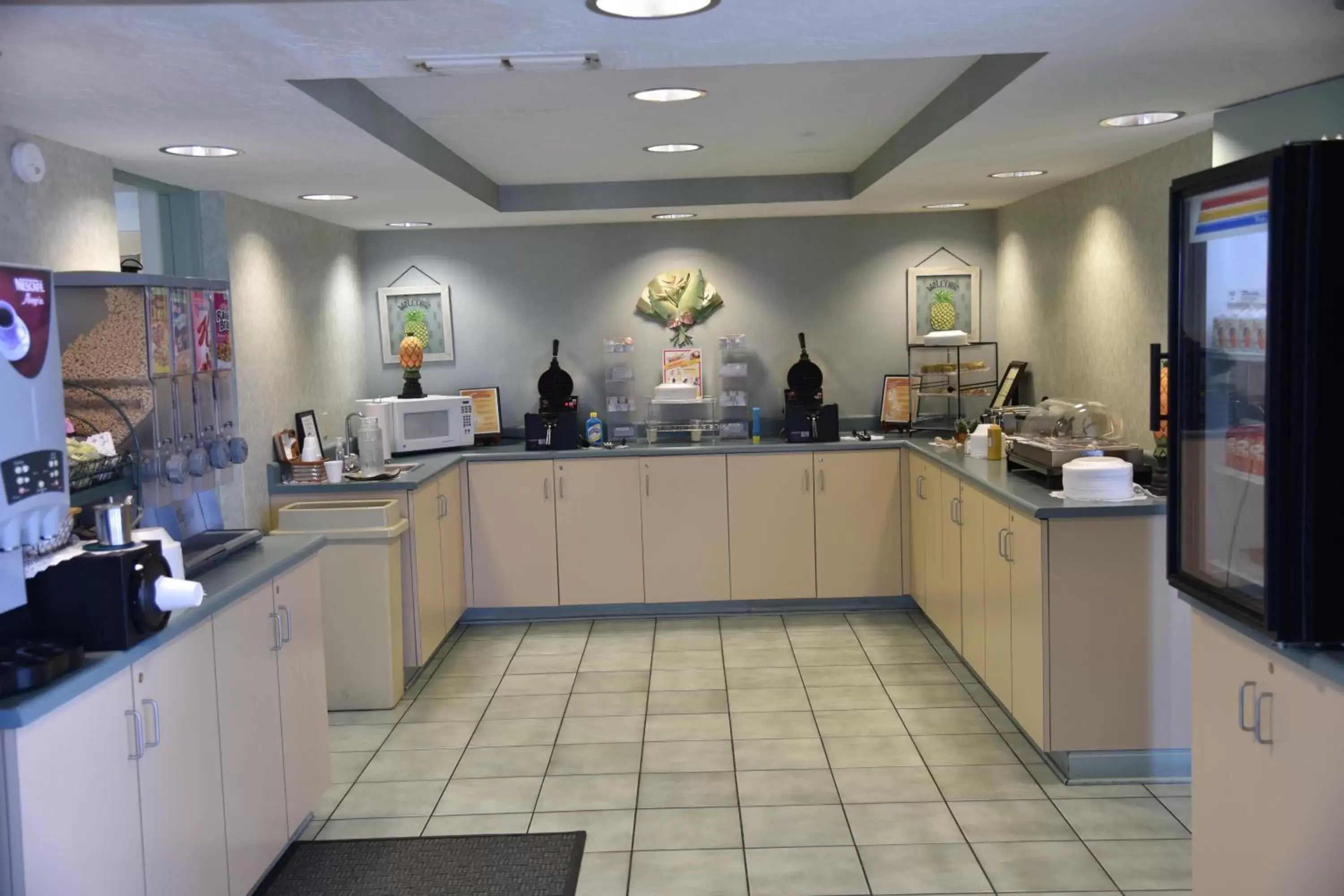 Continental breakfast, Restaurant/Places to Eat in Hospitality House