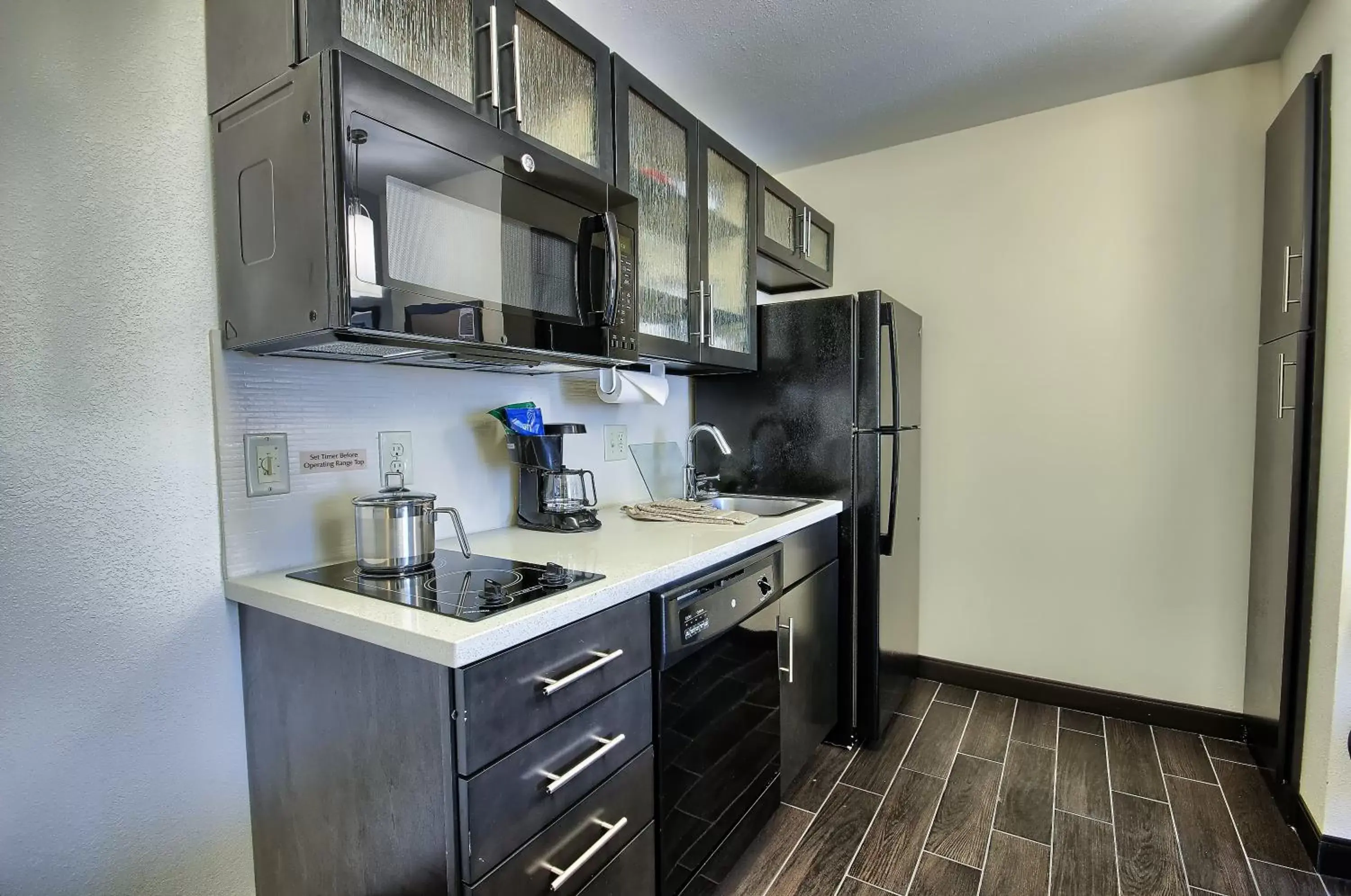 Photo of the whole room, Kitchen/Kitchenette in Candlewood Suites Columbus - Grove City, an IHG Hotel