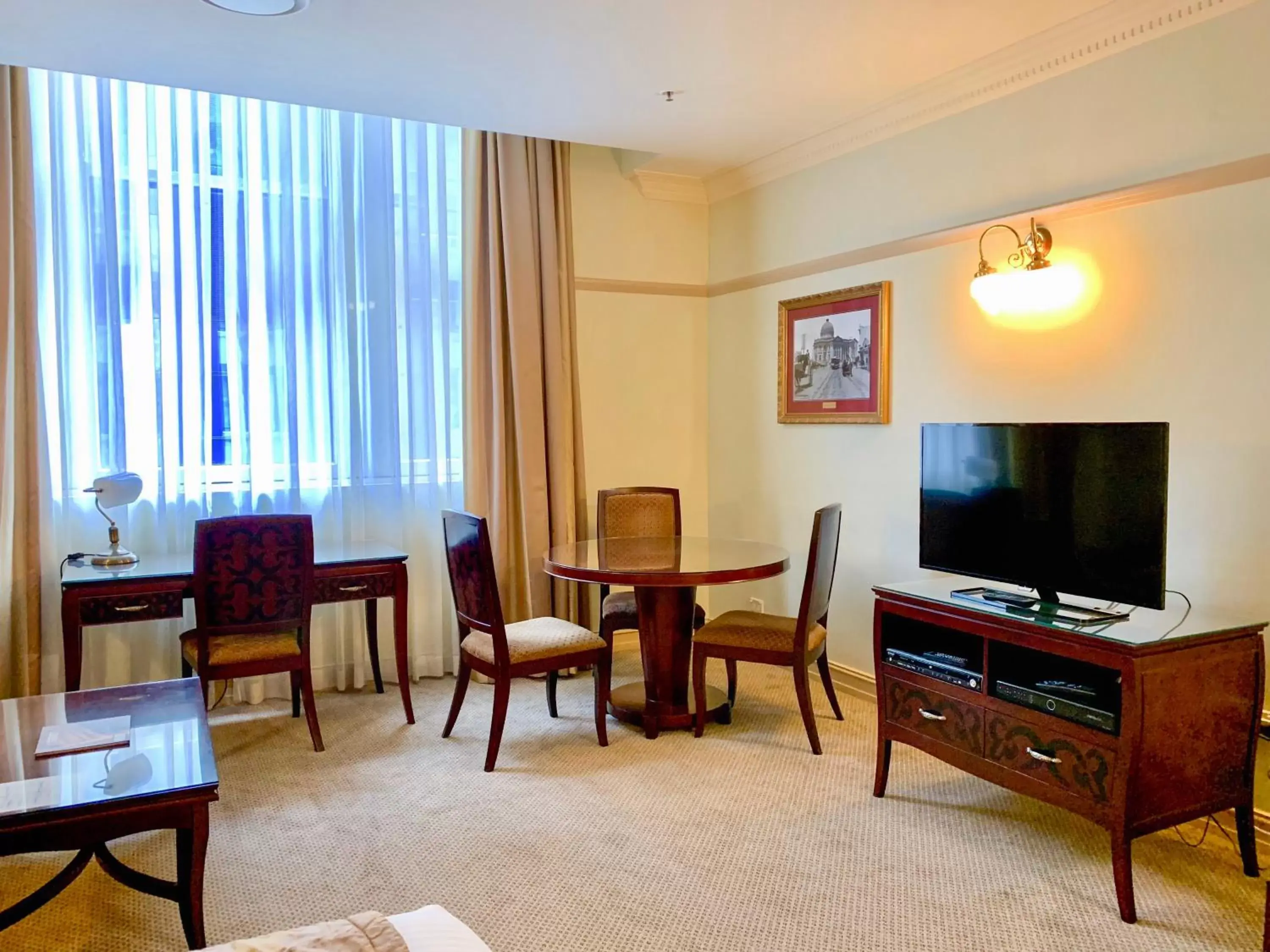 Living room, TV/Entertainment Center in Royal Albert Hotel