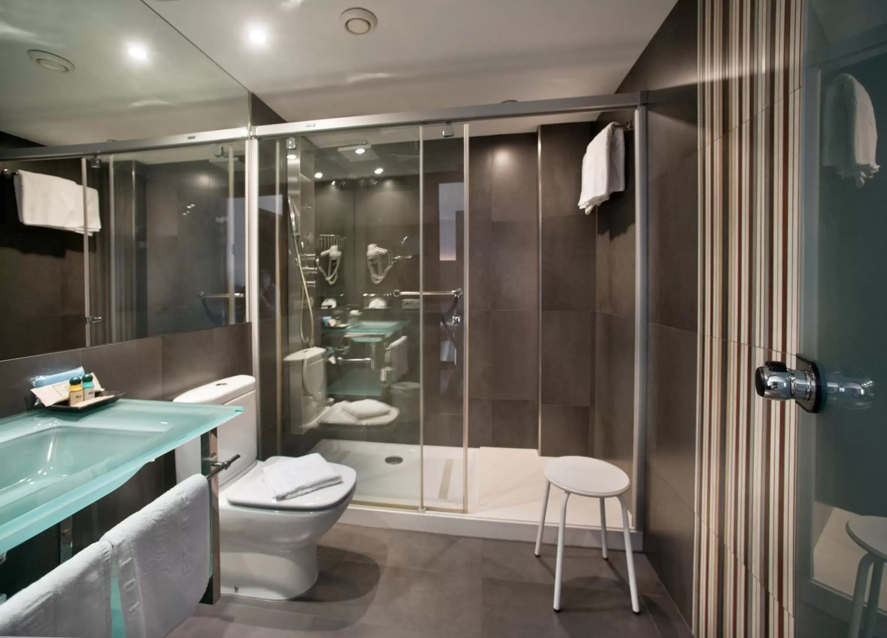 Shower, Bathroom in Ibis Styles Figueres Ronda