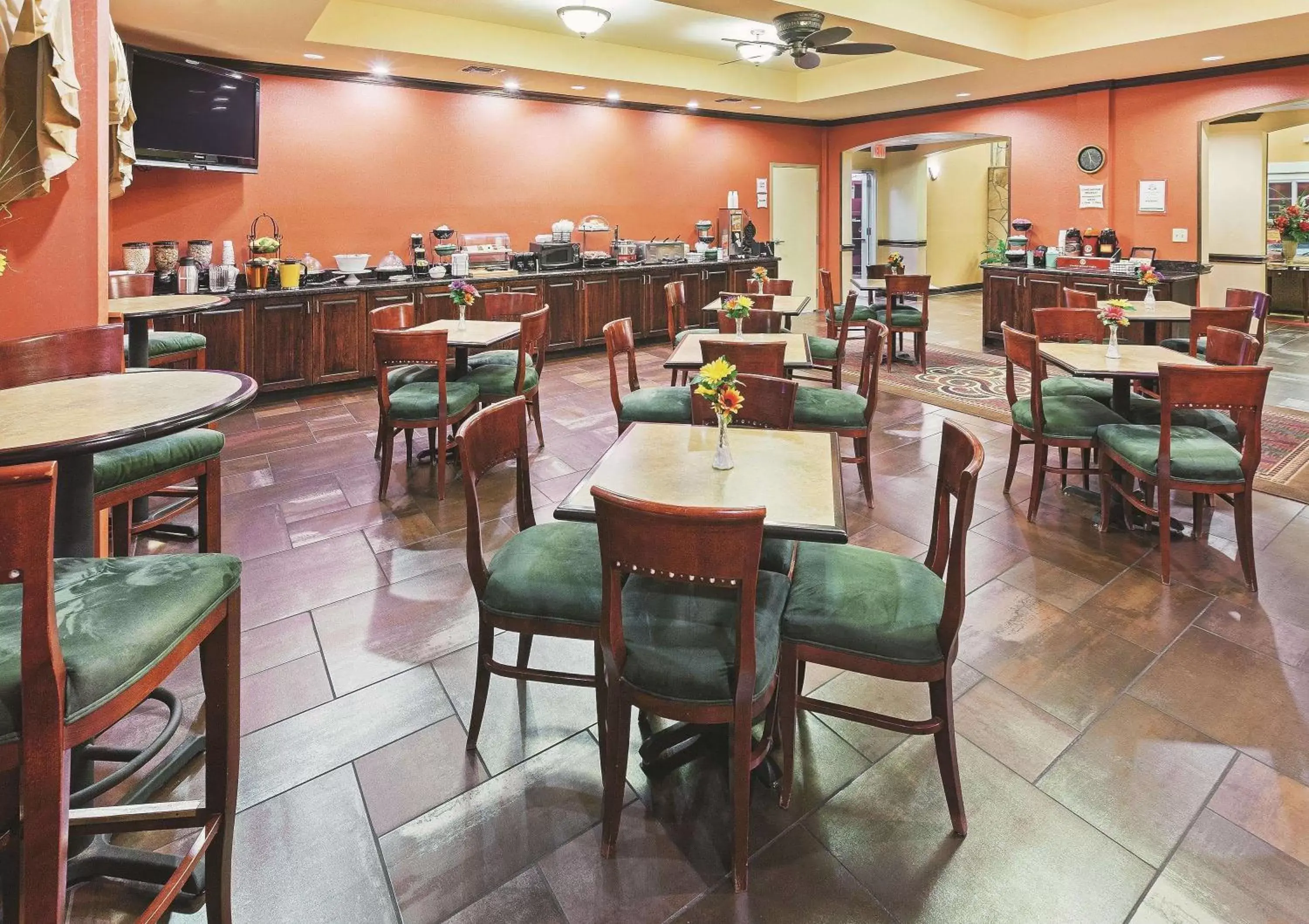 Restaurant/Places to Eat in La Quinta Inn & Suites by Wyndham Eastland