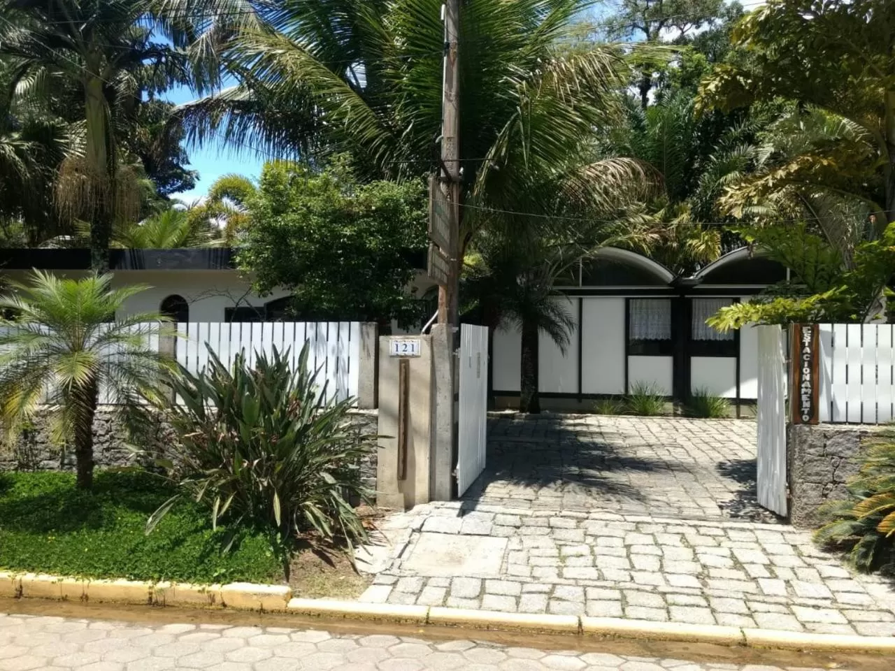 Property Building in Pousada Morada Das Toninhas