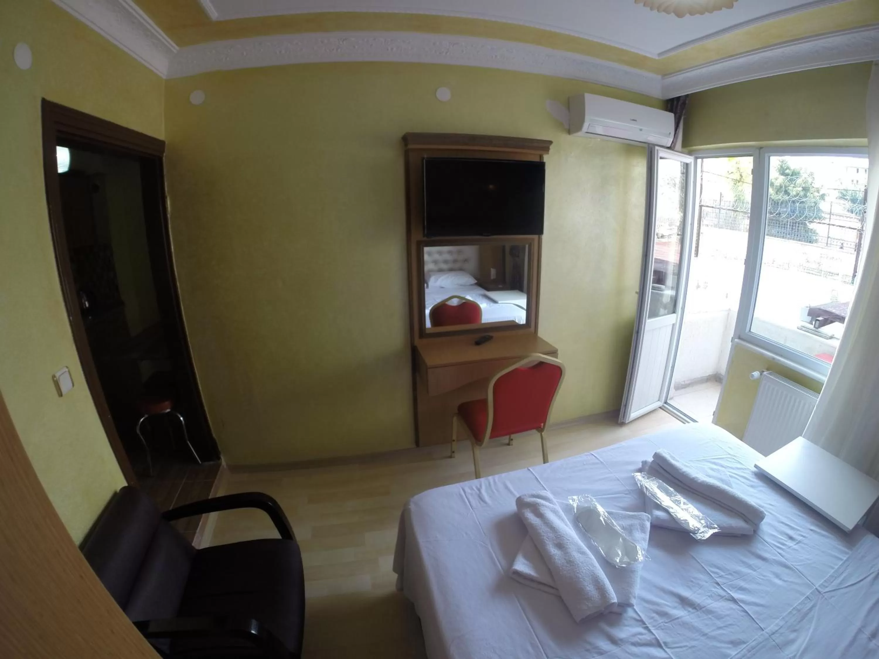 Seating area, Bed in Arat Apartments