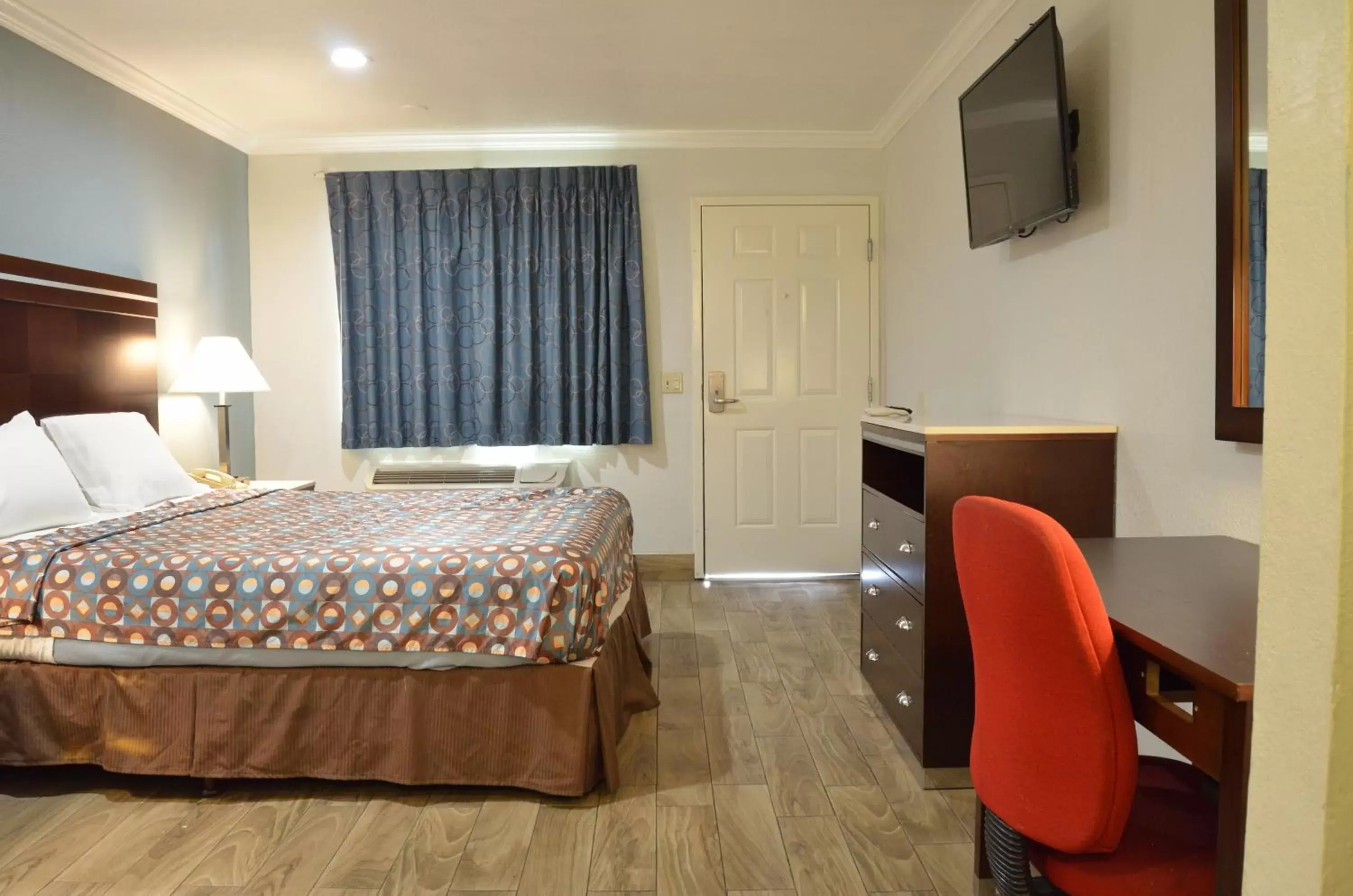 Photo of the whole room, Bed in Welcome Inn Corona