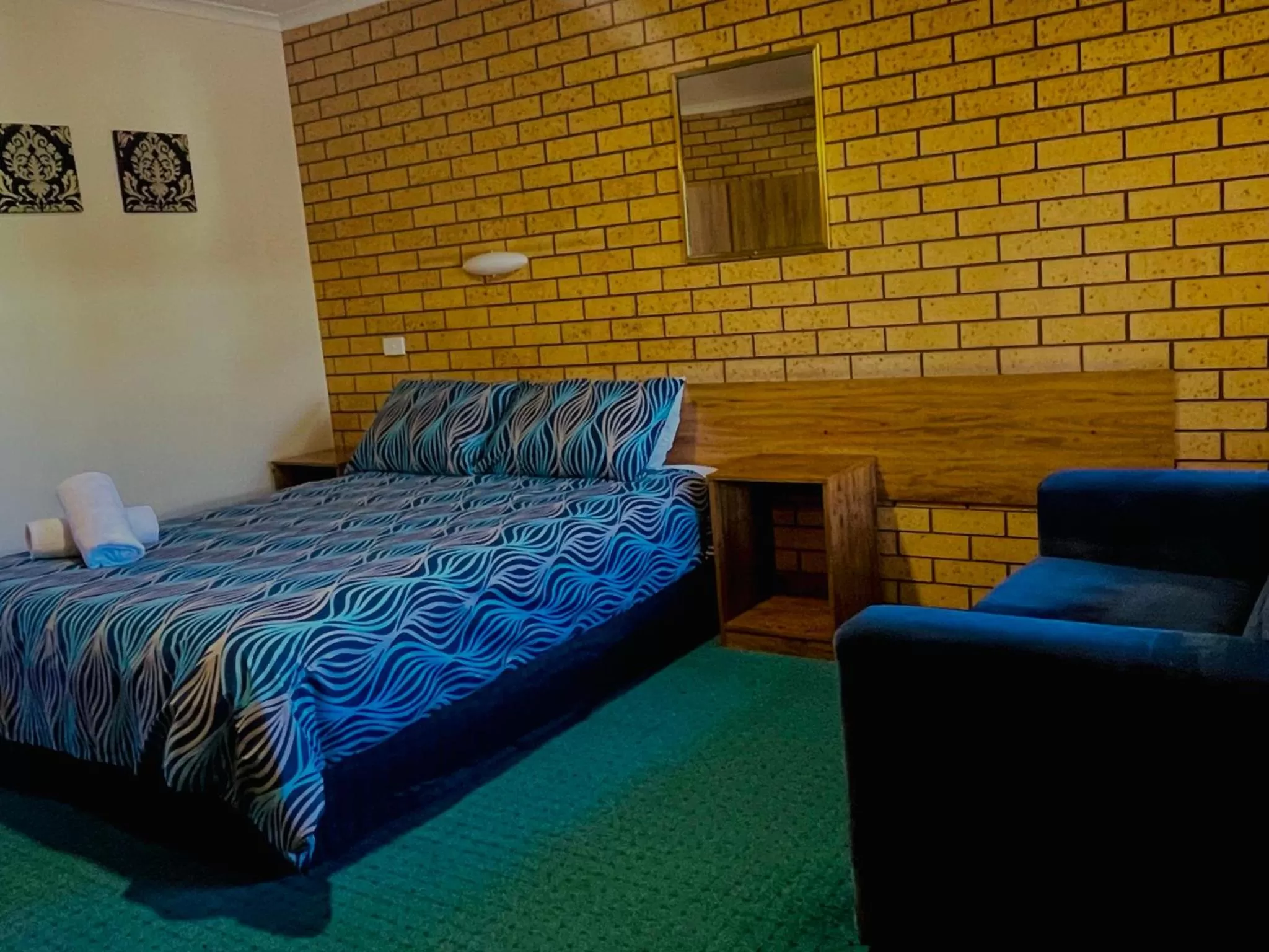 Seating area, Bed in Lake Mulwala Hotel