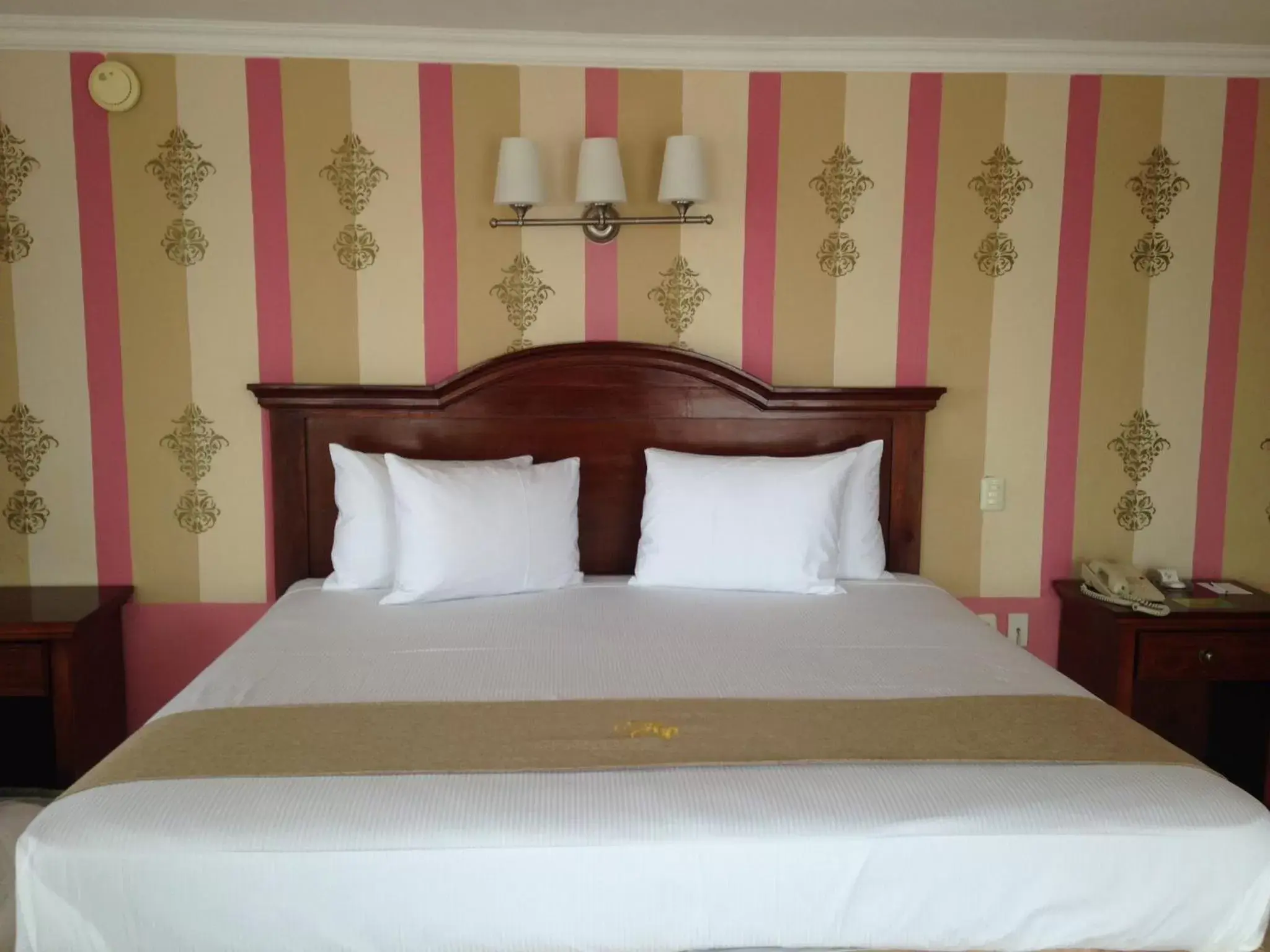 Bed in Hotel Plaza Colonial