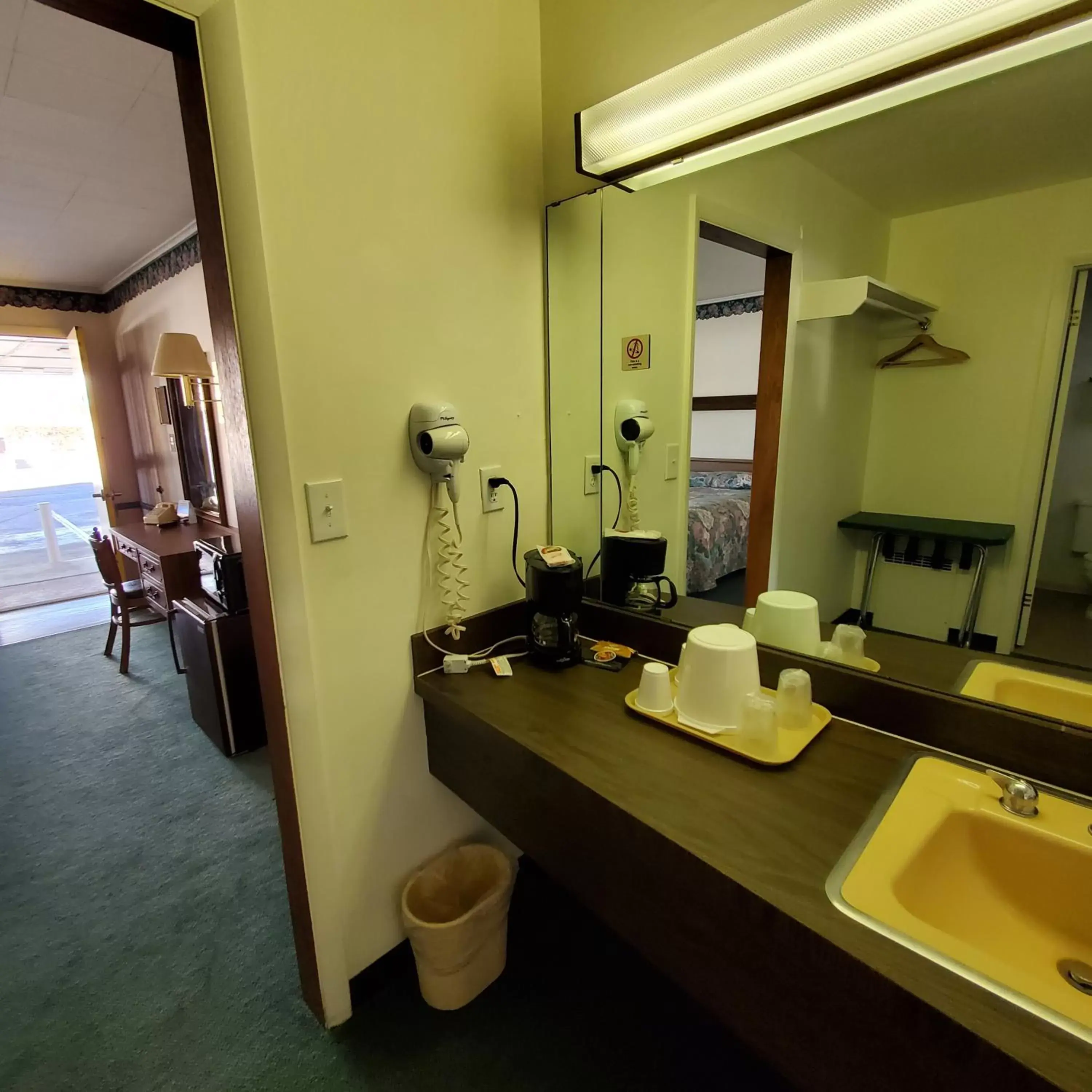Bathroom in Robin Hood Motel