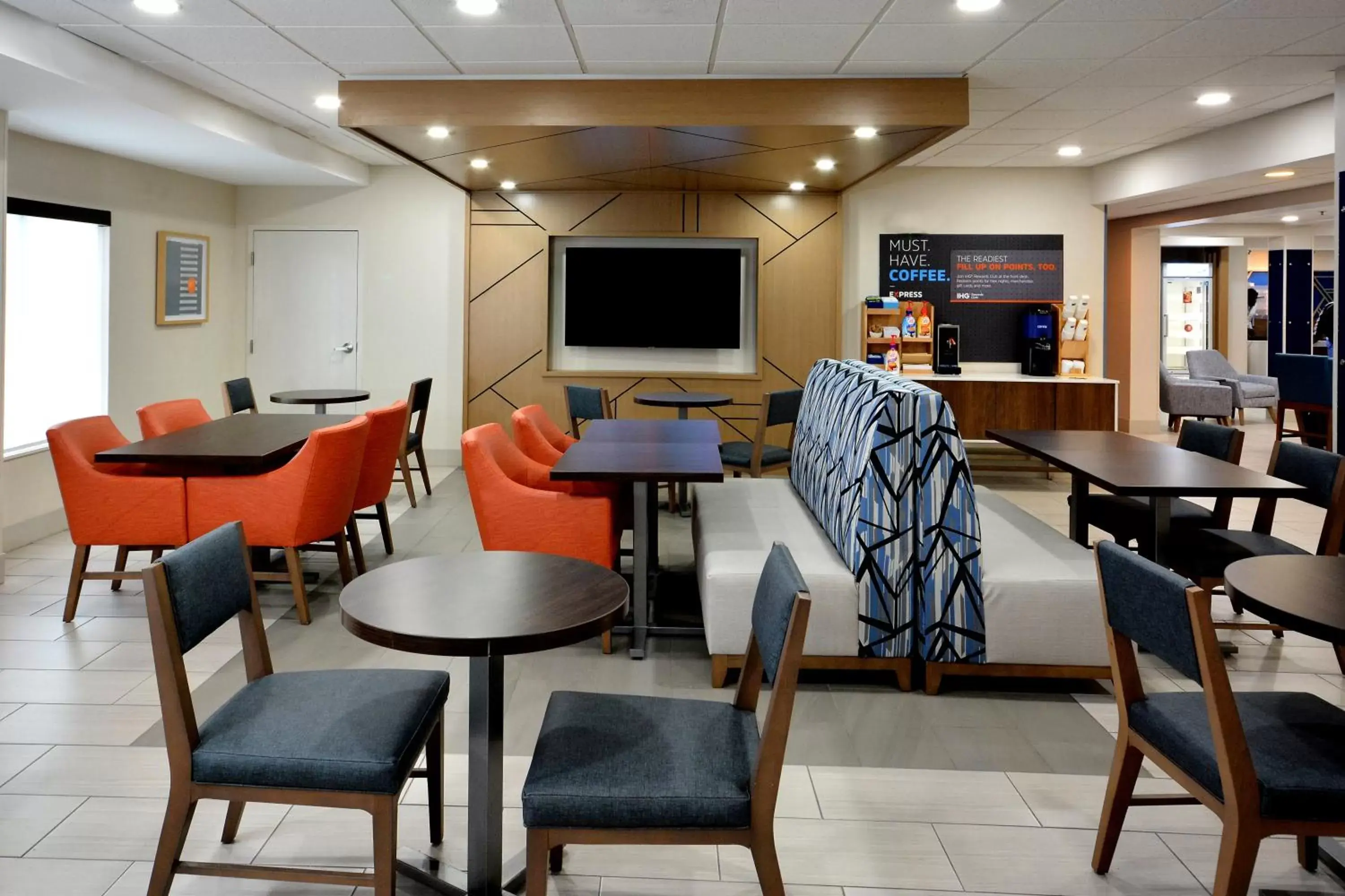 Property building, Lounge/Bar in Holiday Inn Express Richmond I-64 Short Pump Area, an IHG Hotel