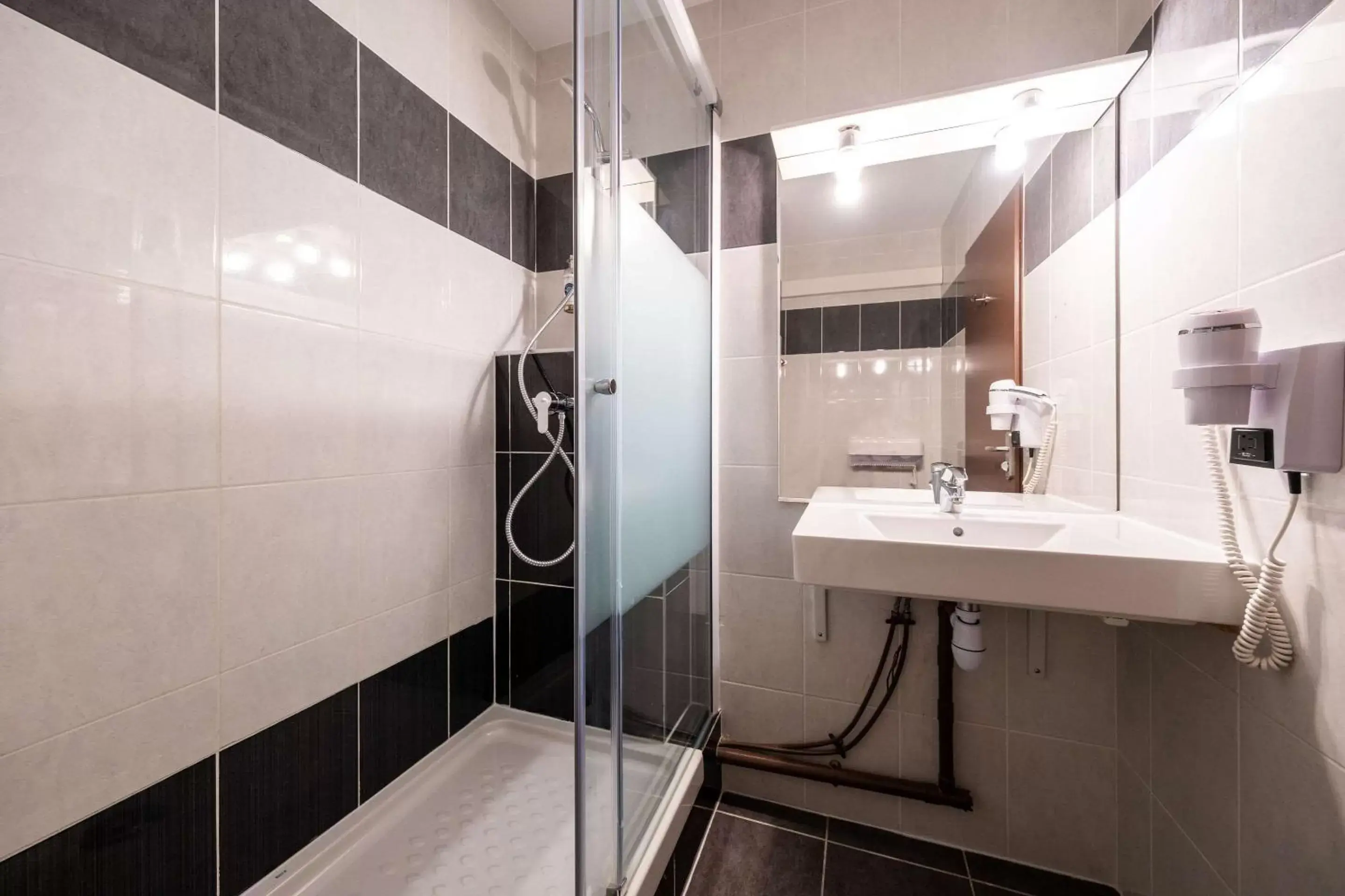 Bathroom in Comfort Hotel Dijon Sud - 21600 LONGVIC