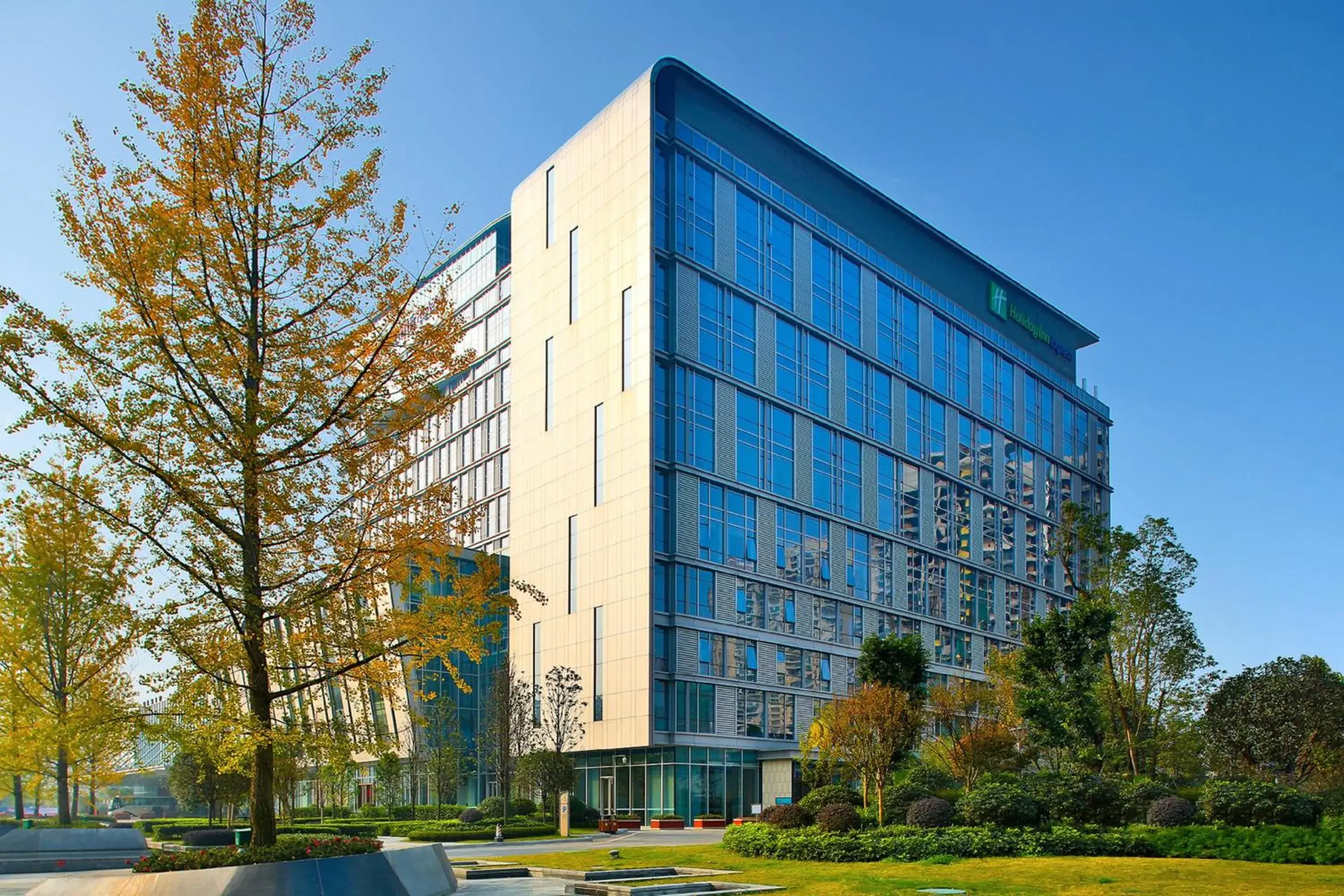 Property building in Holiday Inn Express Chengdu Wenjiang Hotspring by IHG Property building in Holiday Inn Express Chengdu Wenjiang Hotspring by IHG