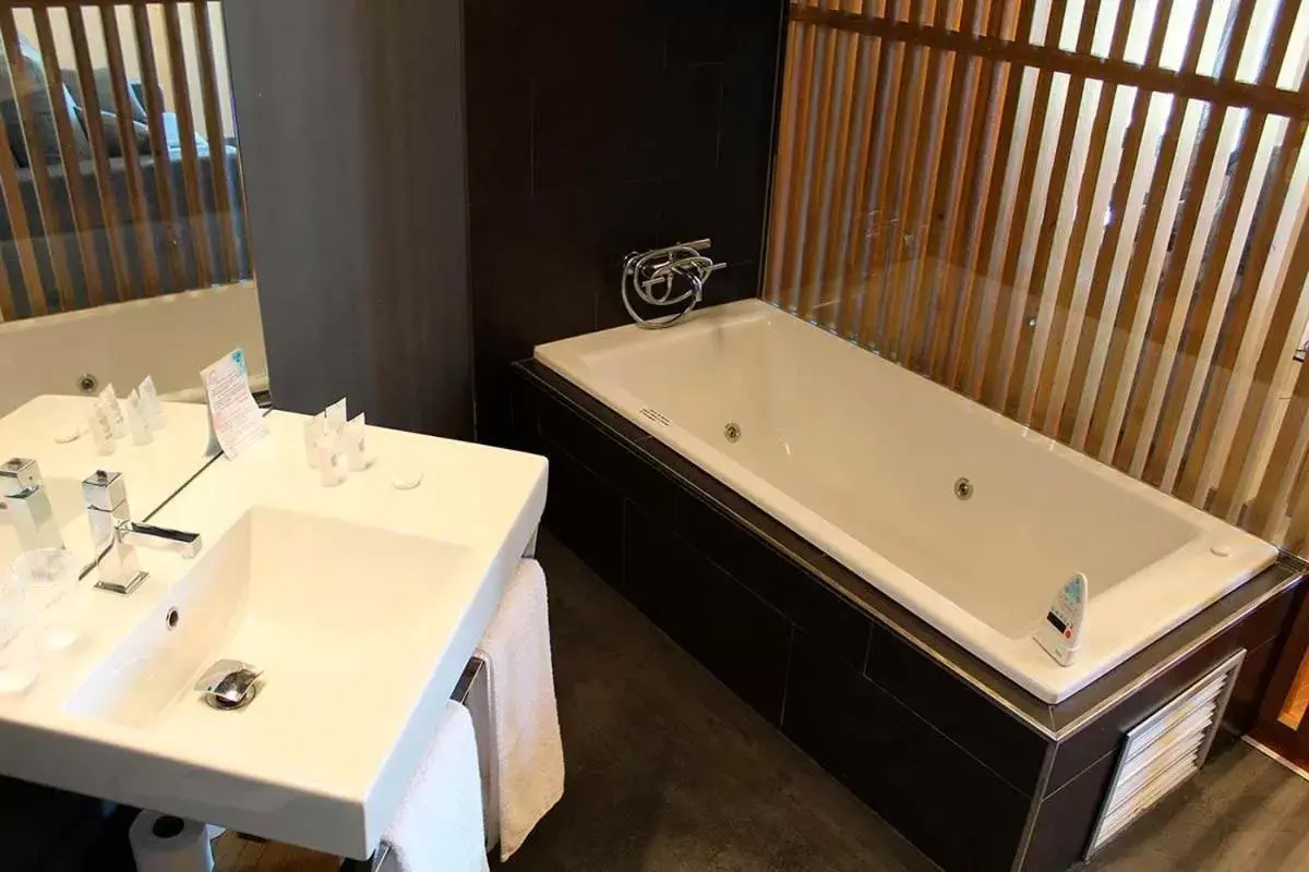 Hot Tub, Bathroom in Hotel Raíz