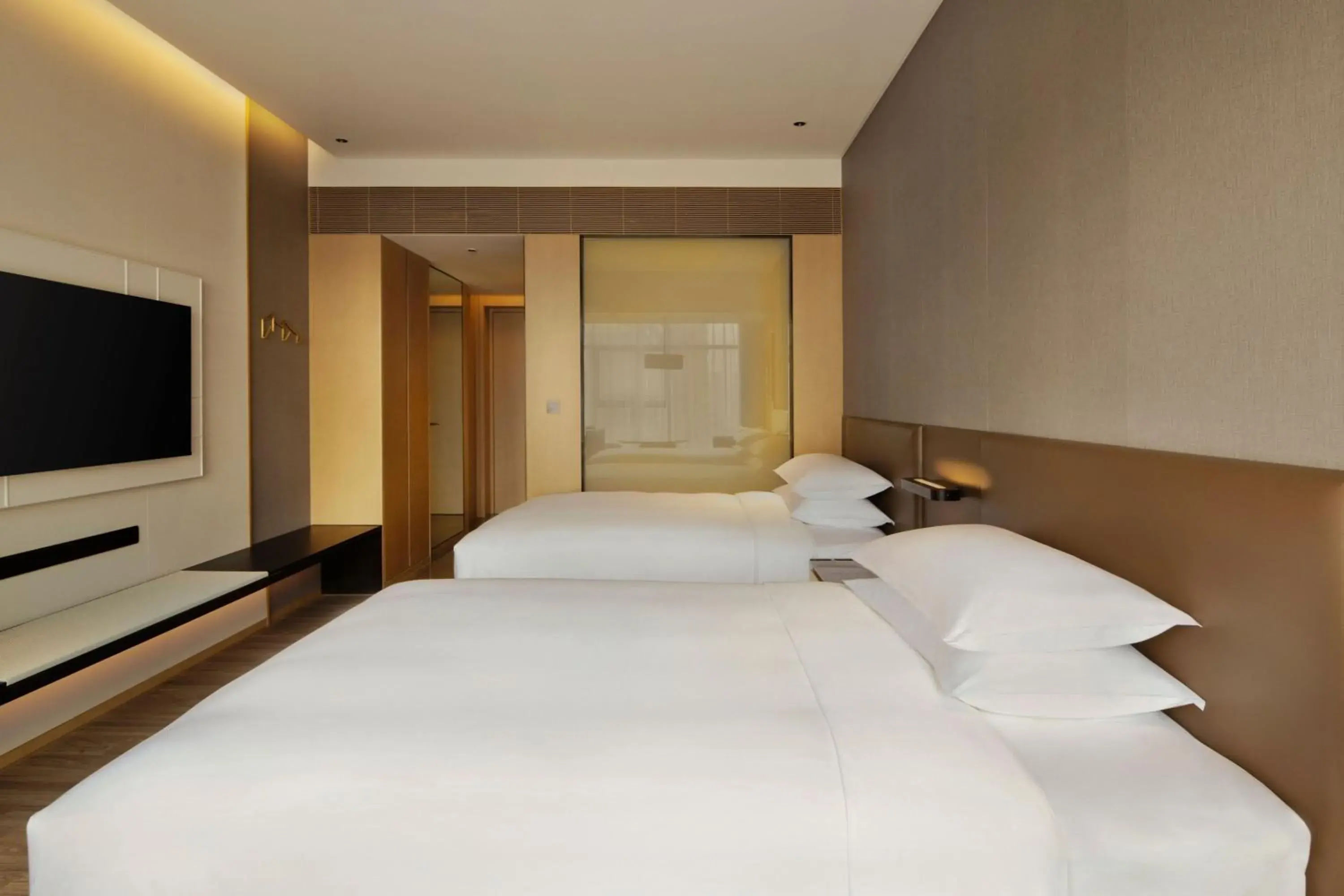 Photo of the whole room, Bed in Delta Hotels by Marriott Xi'an