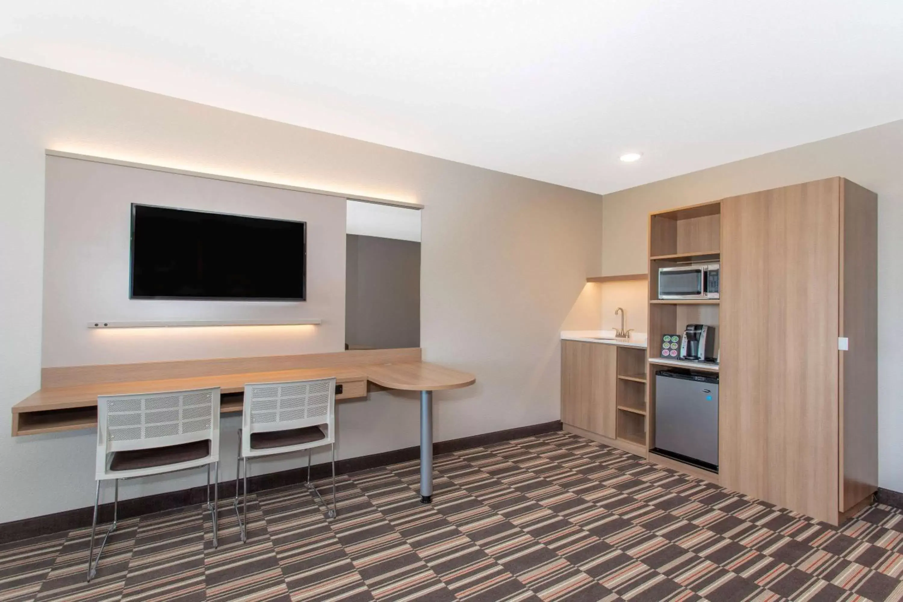 Kitchen or kitchenette, TV/Entertainment Center in Microtel Inn & Suites by Wyndham Limon