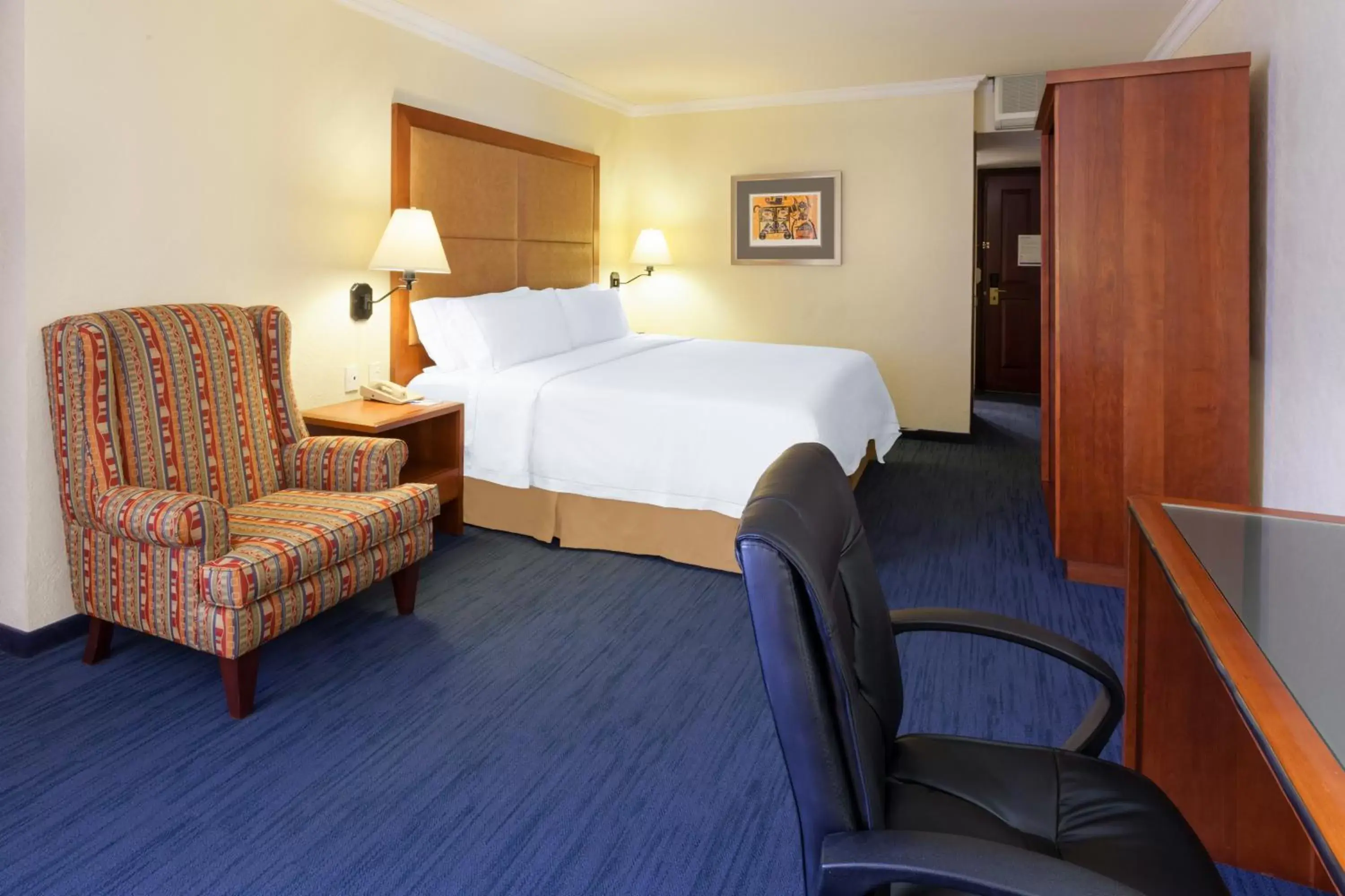 Photo of the whole room, Bed in Holiday Inn Express Oaxaca - Centro Historico by IHG Photo of the whole room, Bed in Holiday Inn Express Oaxaca - Centro Historico by IHG