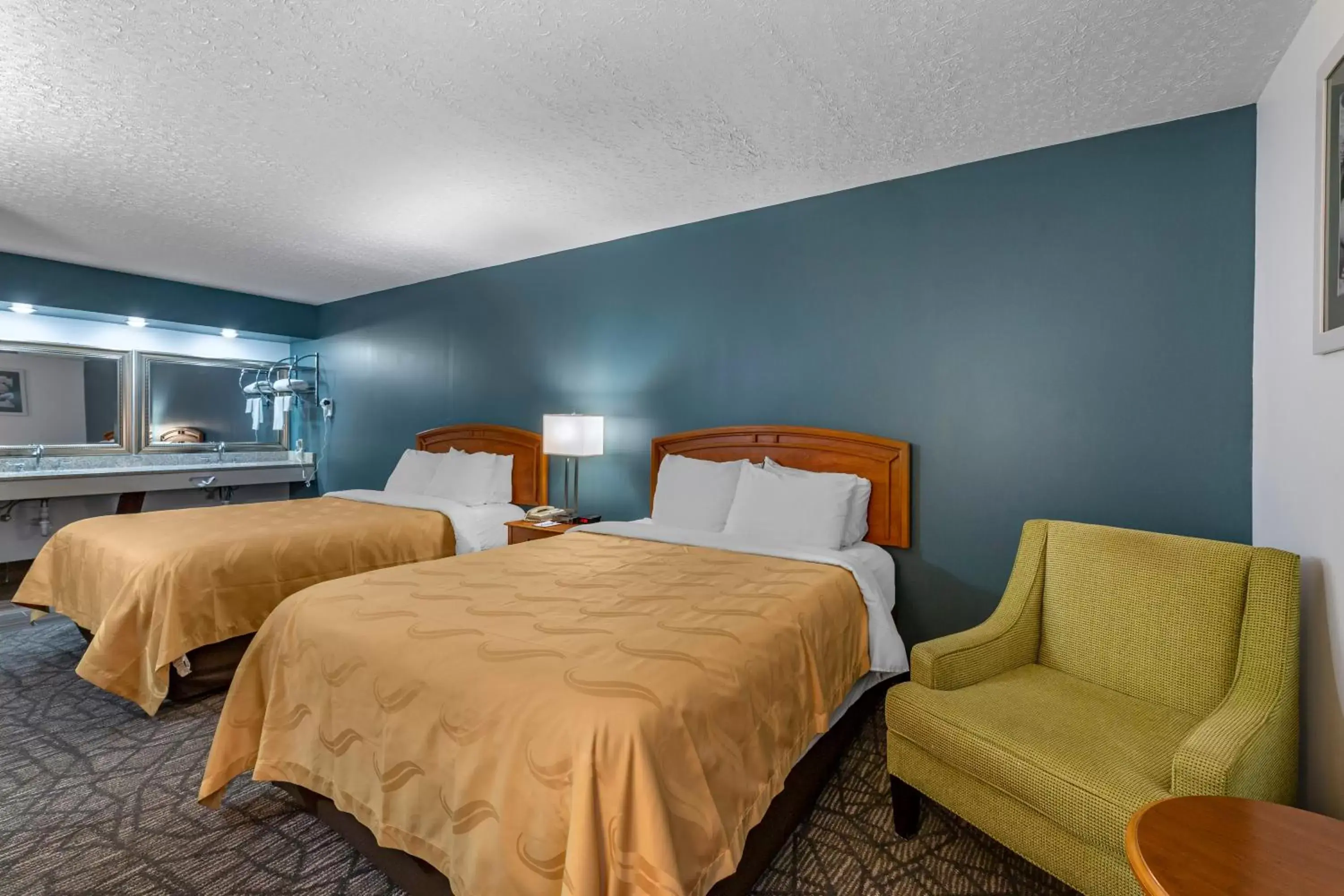 Photo of the whole room, Bed in Quality Inn Austintown-Youngstown West
