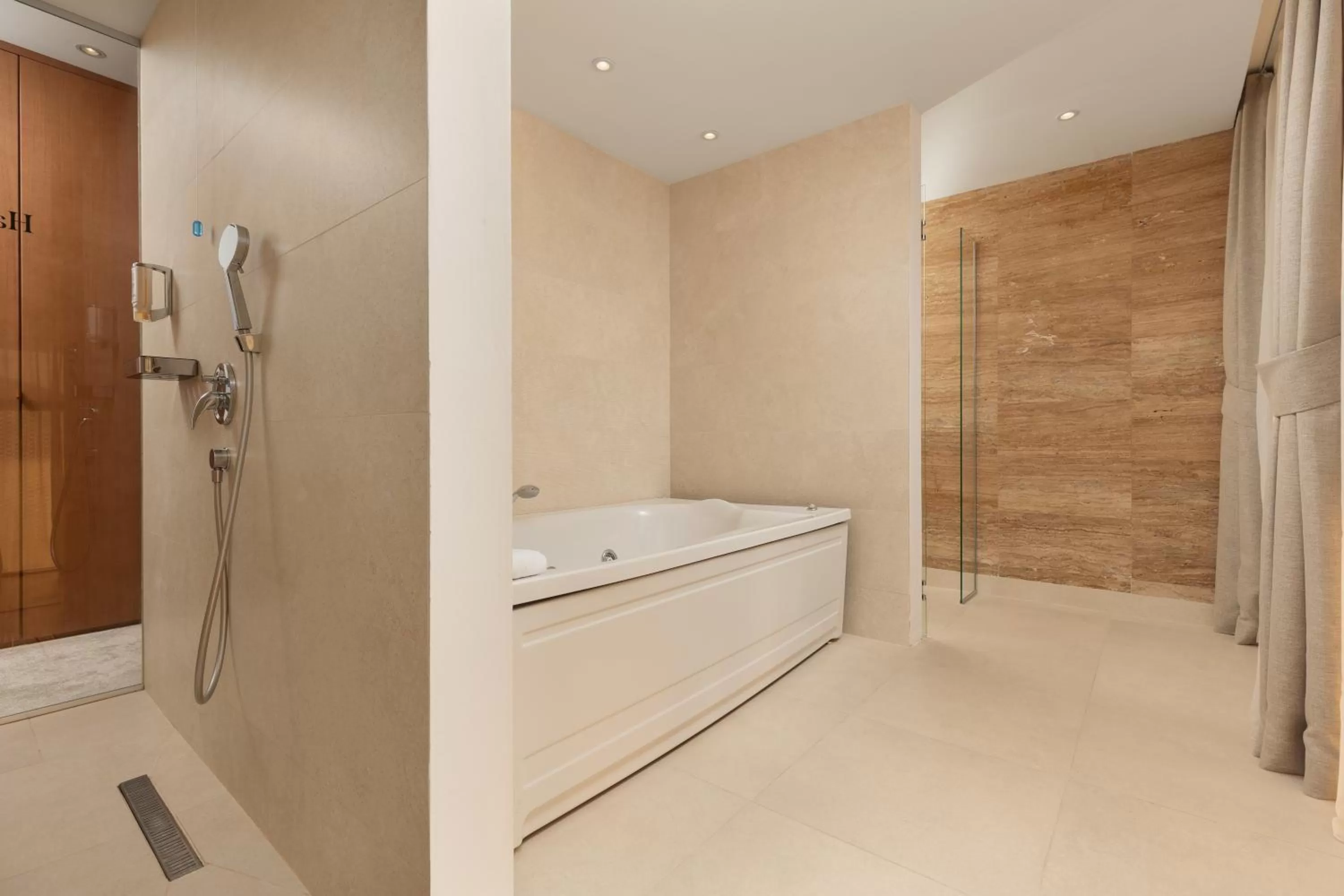 Bath in Hotel Harmonia by Dukley