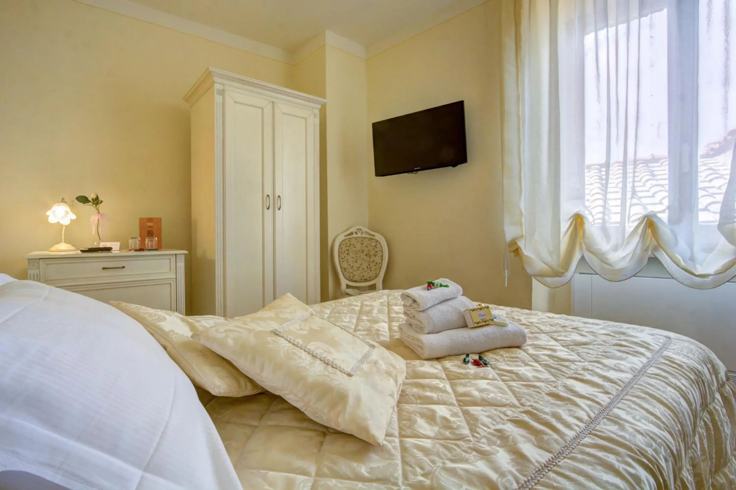 Basic Double Room in Hotel Volterra In