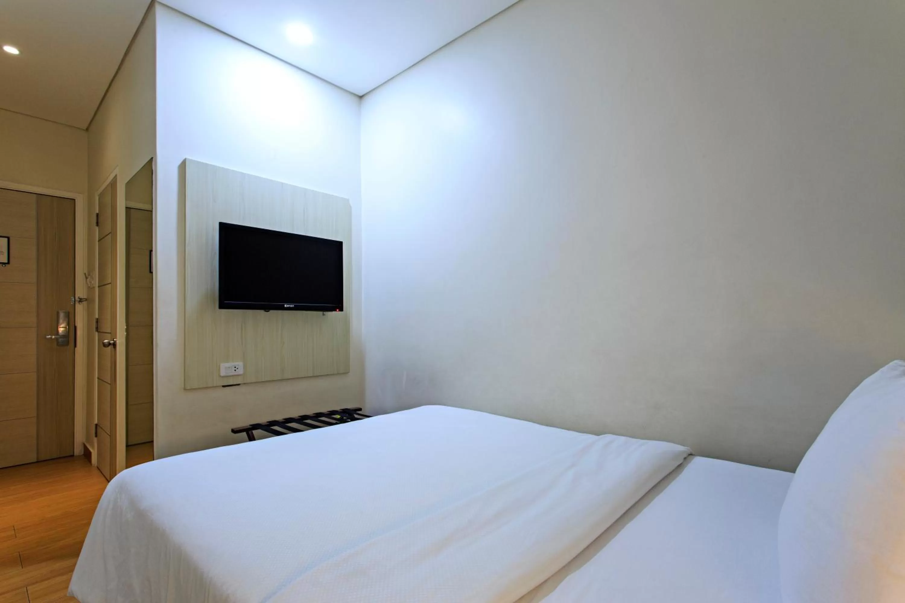 Bed in Hamersons Hotel Cebu