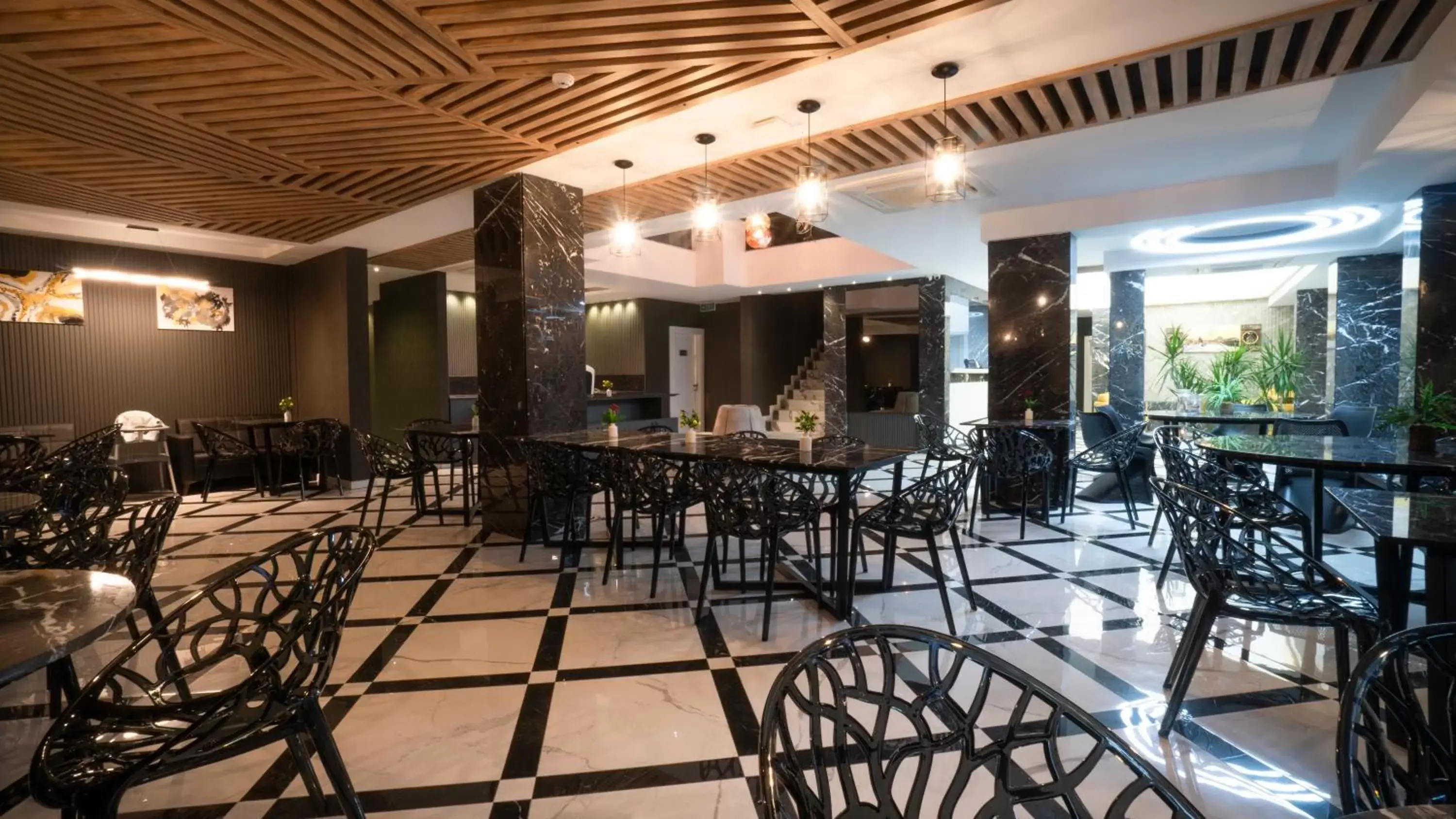 Restaurant/Places to Eat in Estera Hotel Silent
