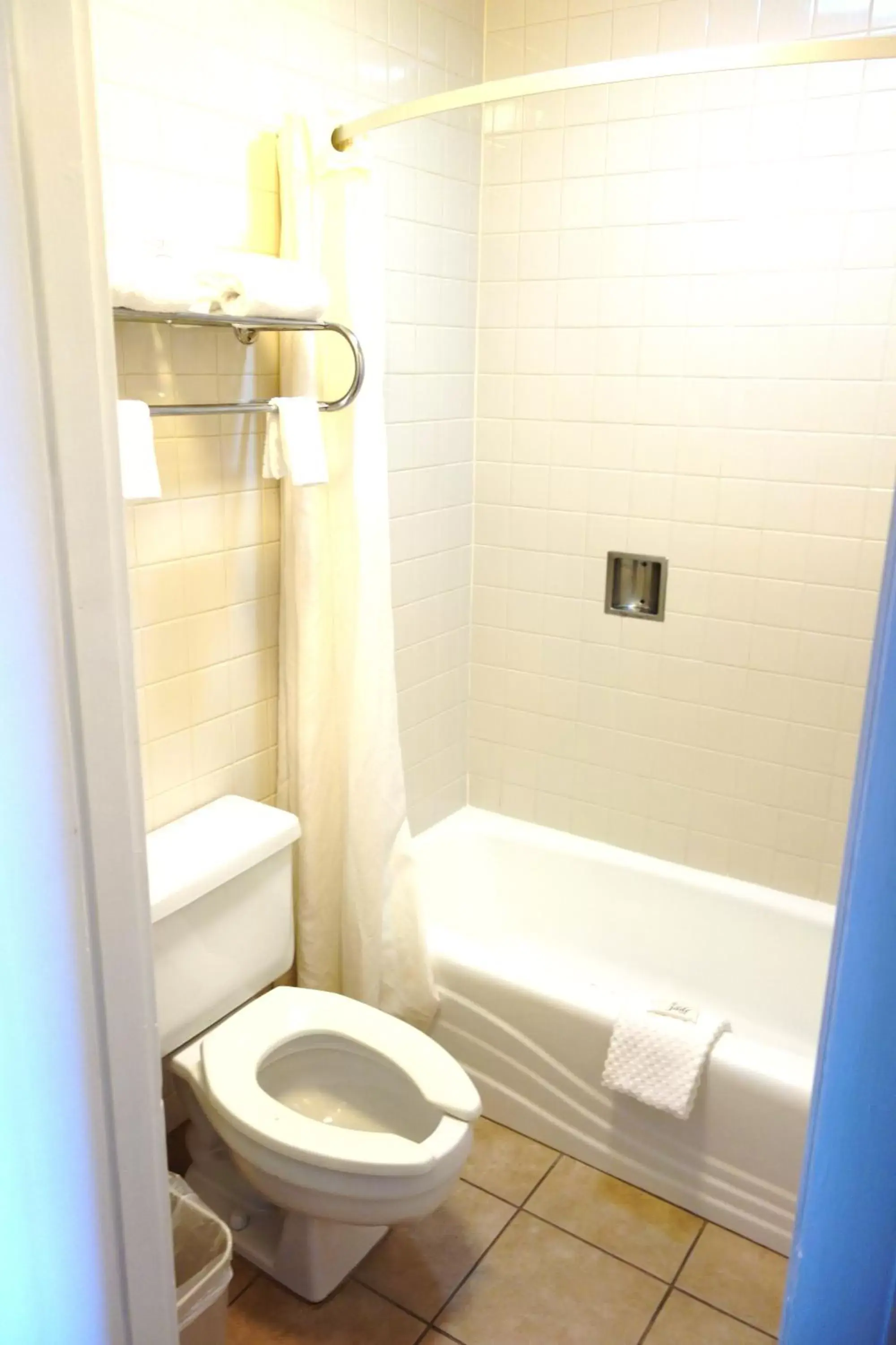 Queen Room - Non-Smoking in VIP Inn and Suites Queen Room - Non-Smoking in VIP Inn and Suites