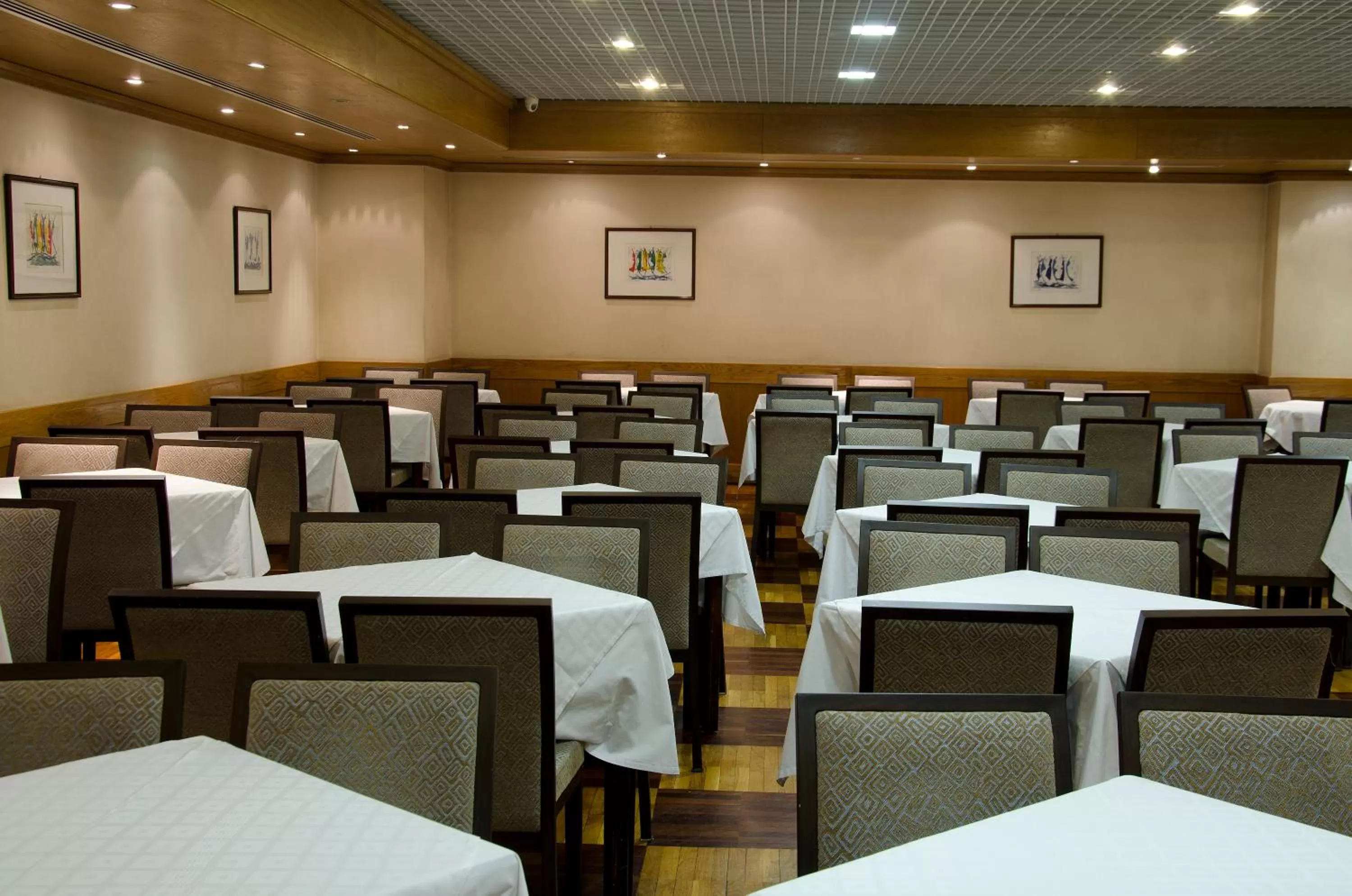 Restaurant/places to eat in VIP Inn Berna Hotel