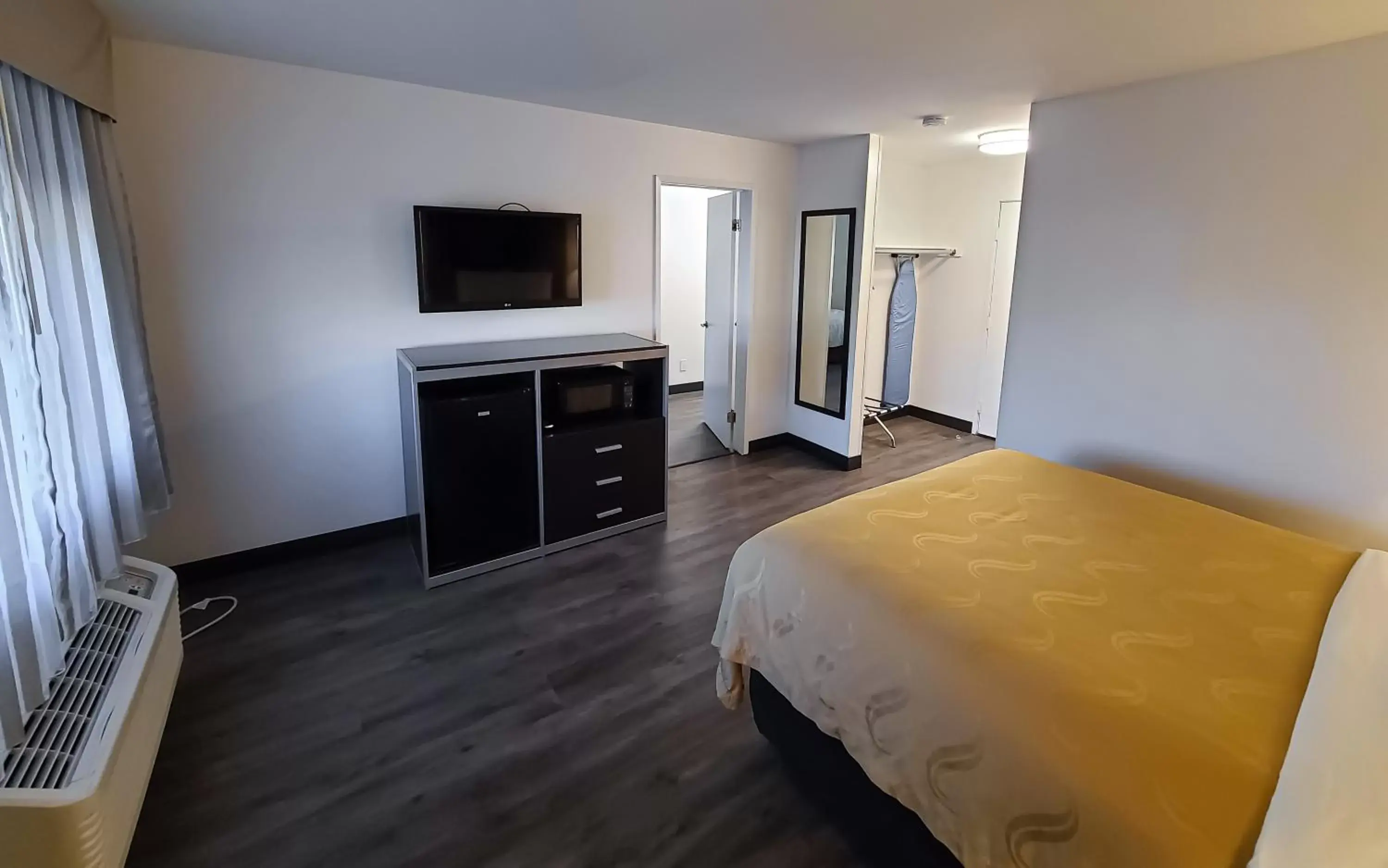 Bedroom, TV/Entertainment Center in Quality Inn Burbank Airport