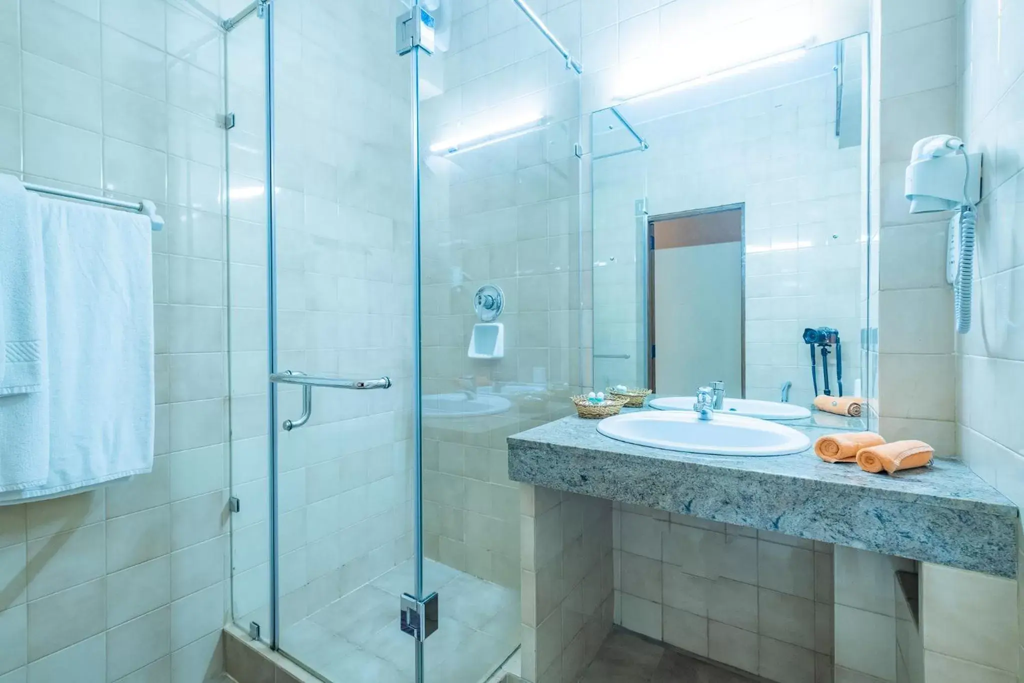 Shower, Bathroom in Hotel Casamara