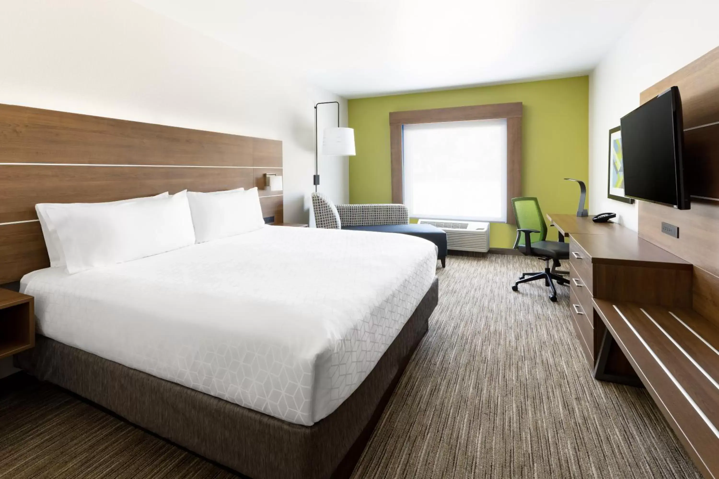 Bed in Holiday Inn Express & Suites Oakhurst-Yosemite Park Area, an IHG Hotel