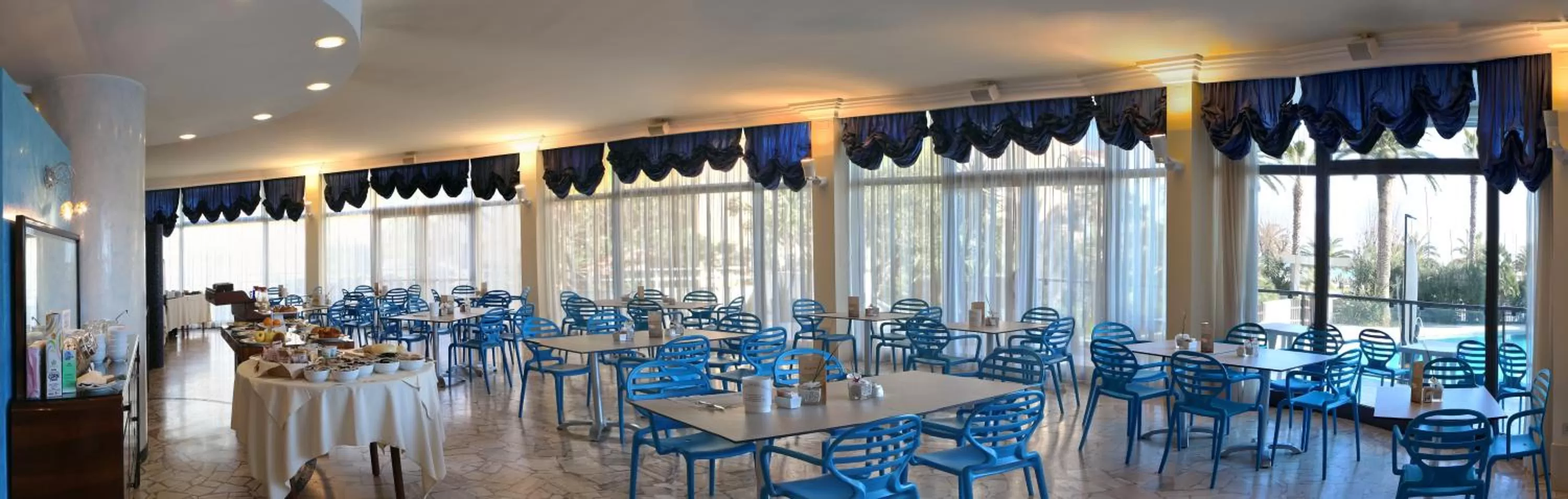 Restaurant/places to eat in Hotel International