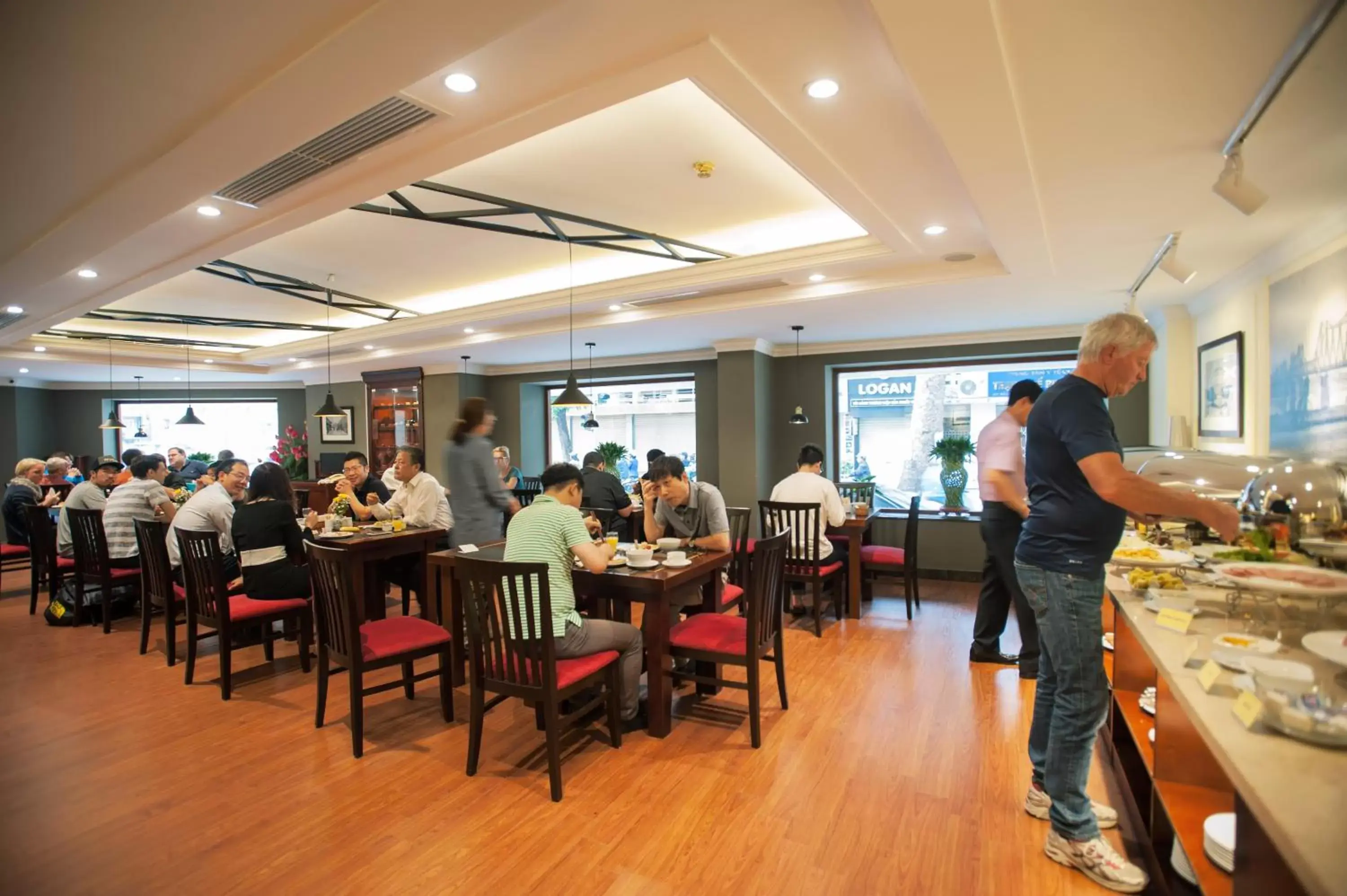 Restaurant/Places to Eat in Mon Regency Hotel Restaurant/Places to Eat in Mon Regency Hotel