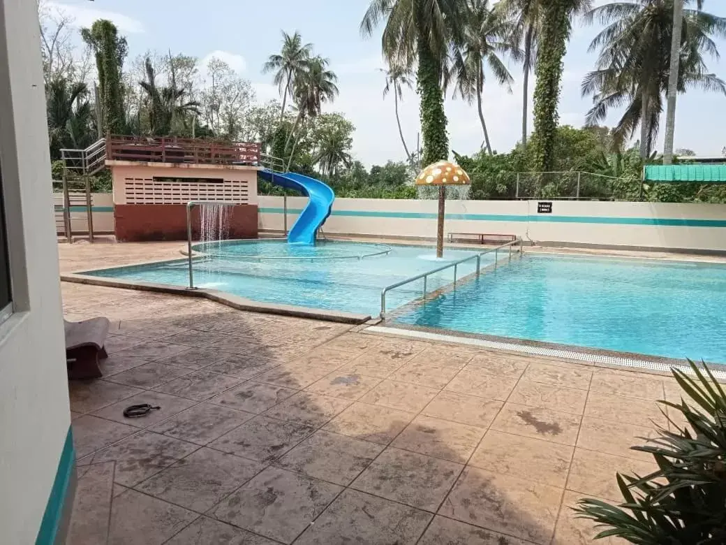 Swimming Pool in C Hotel