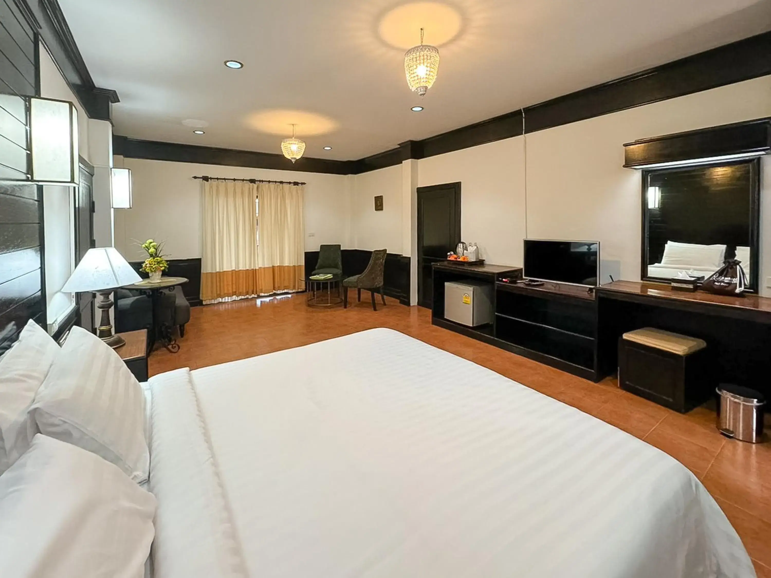 Bed, TV/Entertainment Center in Silamanee Resort & Spa