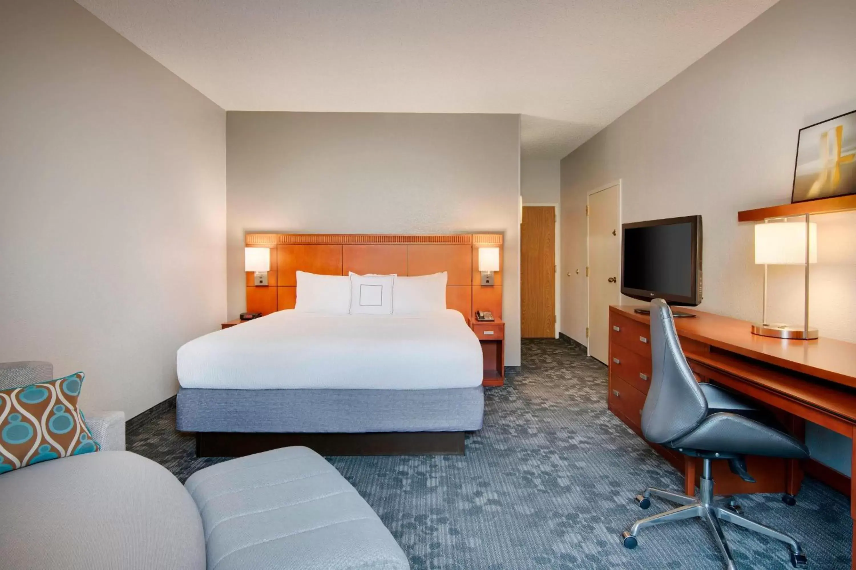 Photo of the whole room, Bed in Courtyard by Marriott Savannah Midtown