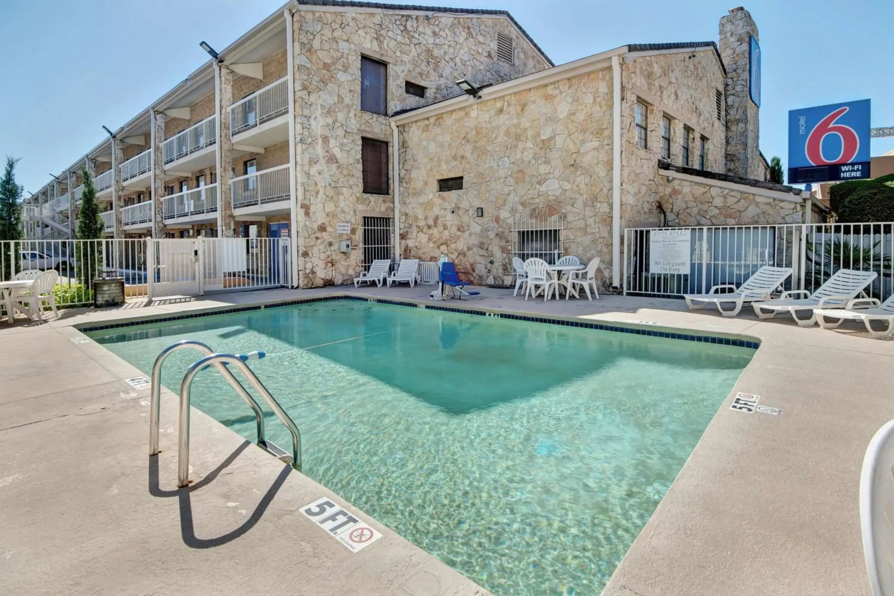 Day, Property Building in Motel 6-Dallas, TX - Forest Lane