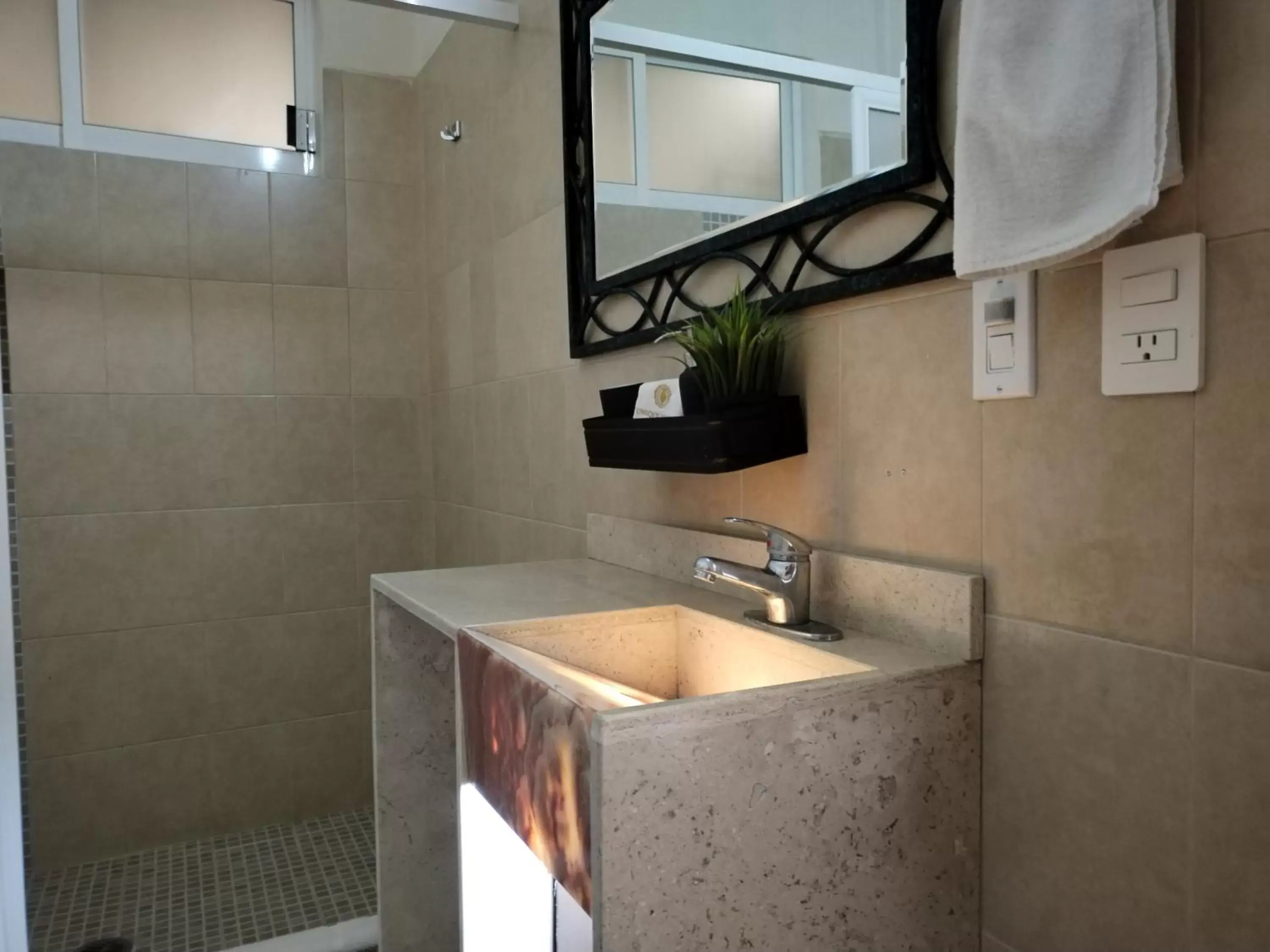 Shower, Bathroom in Casa Hotel Aroma 406