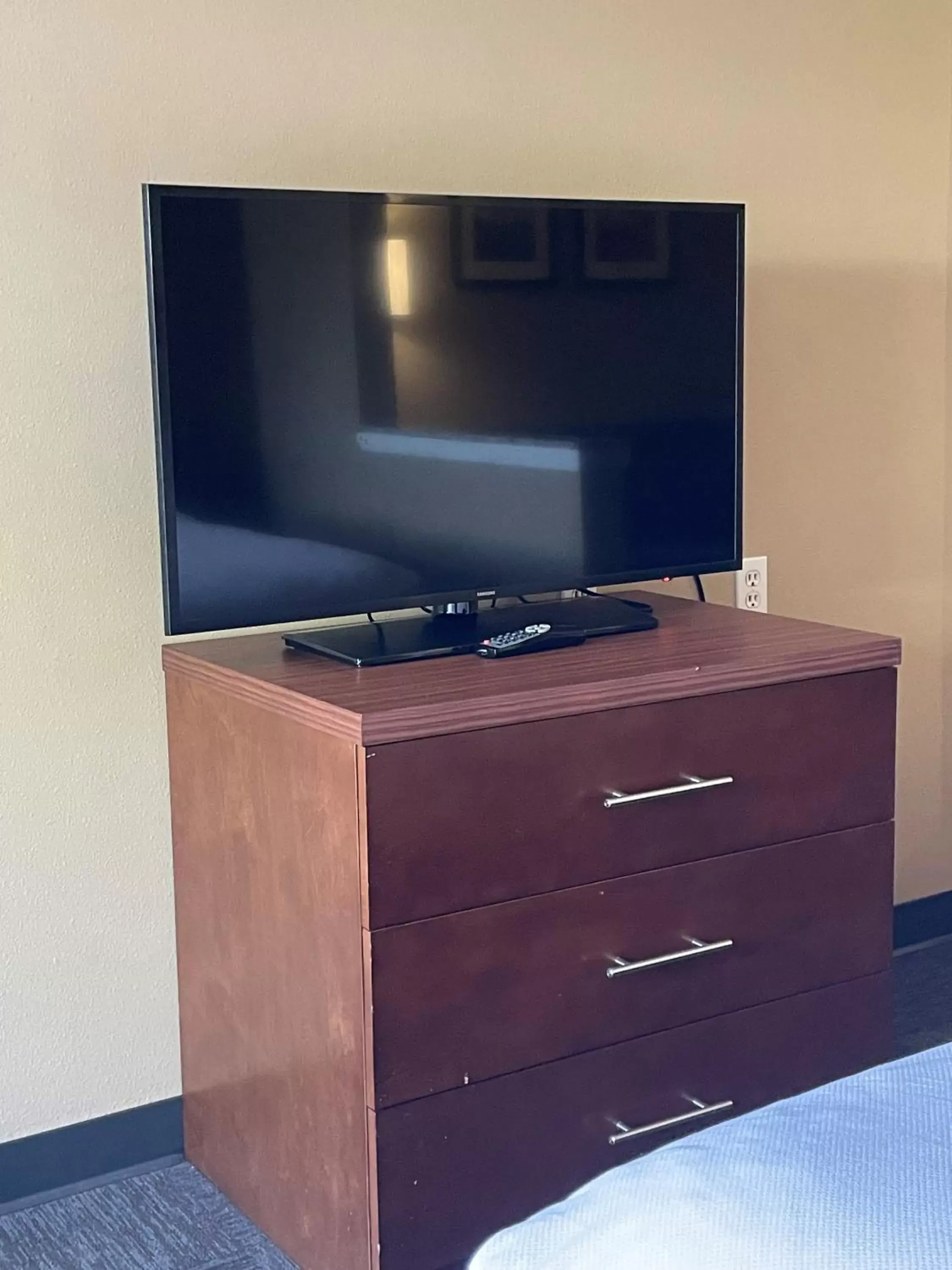 TV and multimedia, TV/Entertainment Center in Baymont by Wyndham Ontario