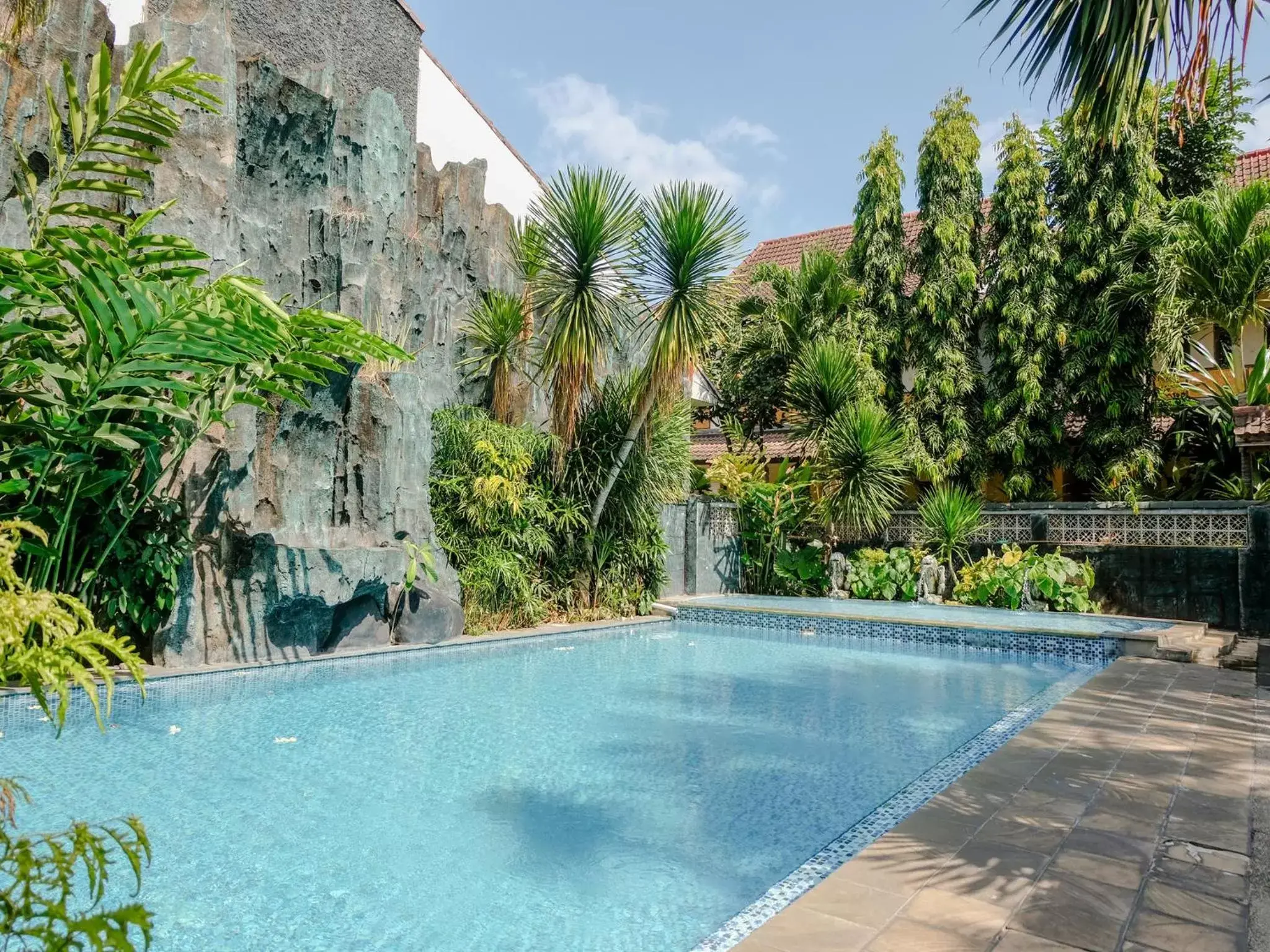 Swimming pool in Hotel Mahkota Plengkung by ecommerceloka Swimming pool in Hotel Mahkota Plengkung by ecommerceloka