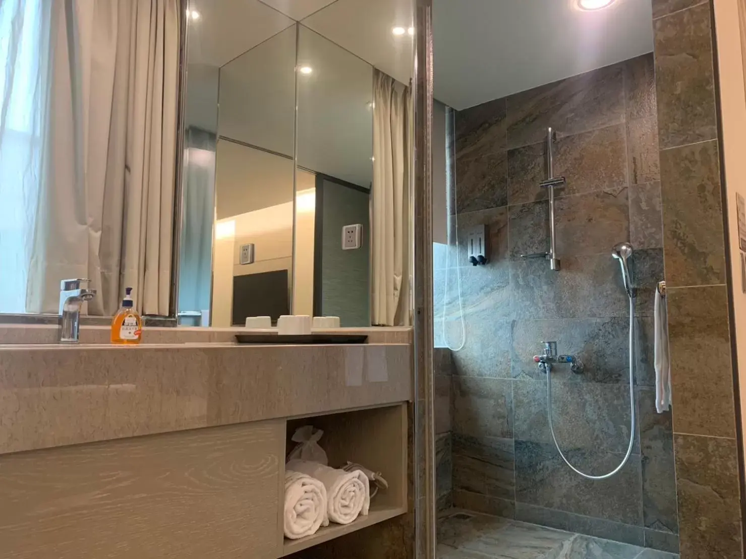 Shower, Bathroom in Hub Hotel Kaohsiung Yawan Branch