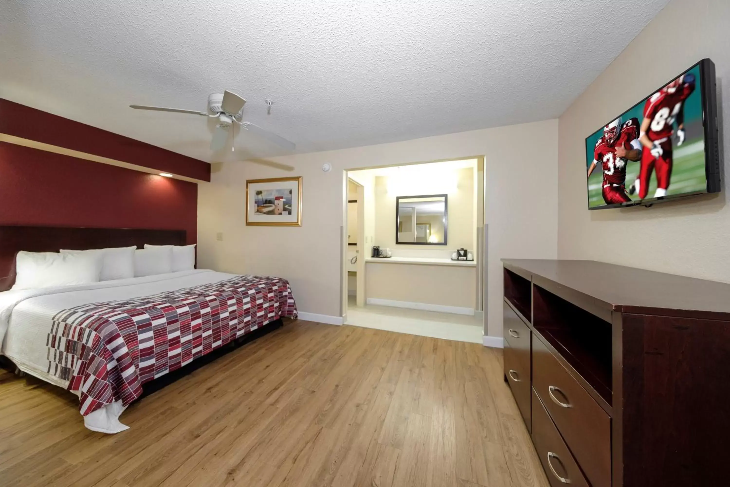 Bedroom, Bed in Red Roof Inn Ellenton - Bradenton NE