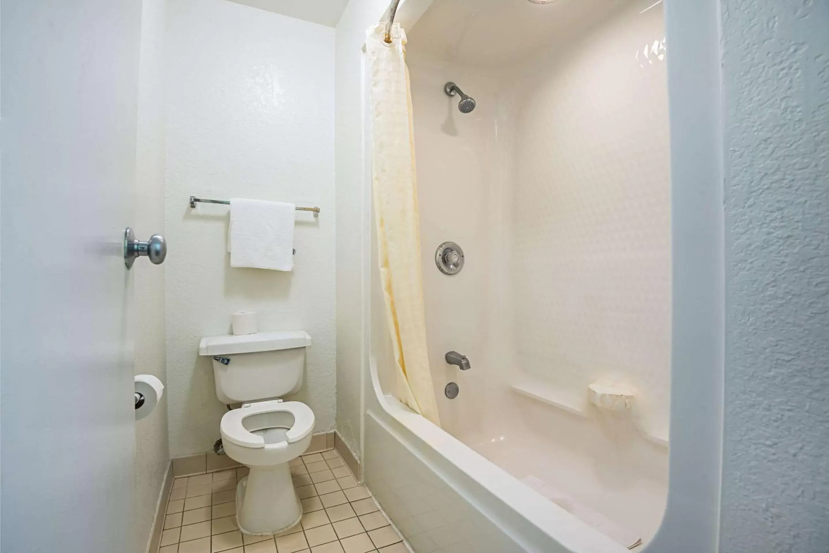Bathroom in Rodeway Inn Kissimmee Maingate West - Free Theme Park Shuttle