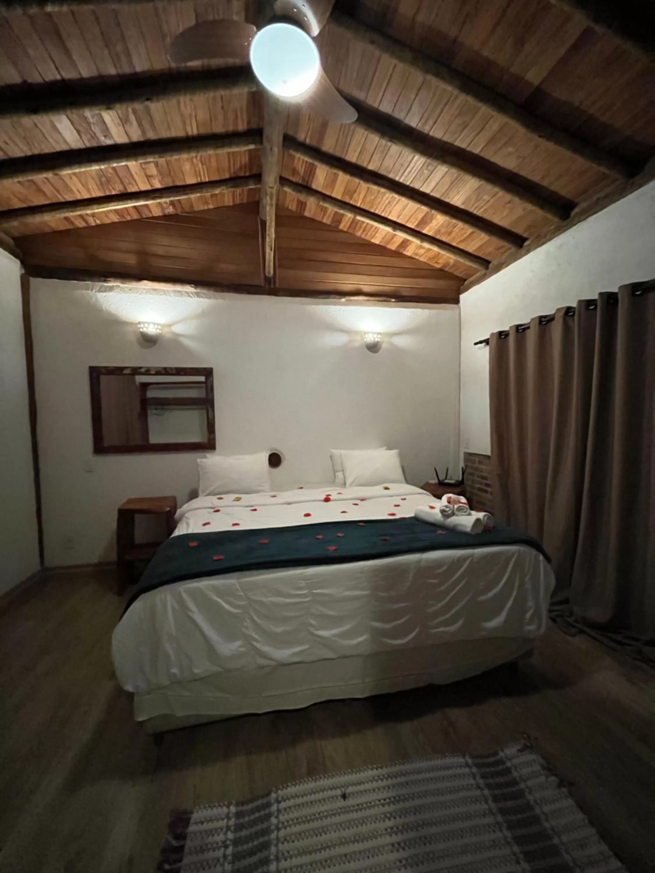 Bed in A Mi Manera Pousada , cerveja própria e Bistrô !