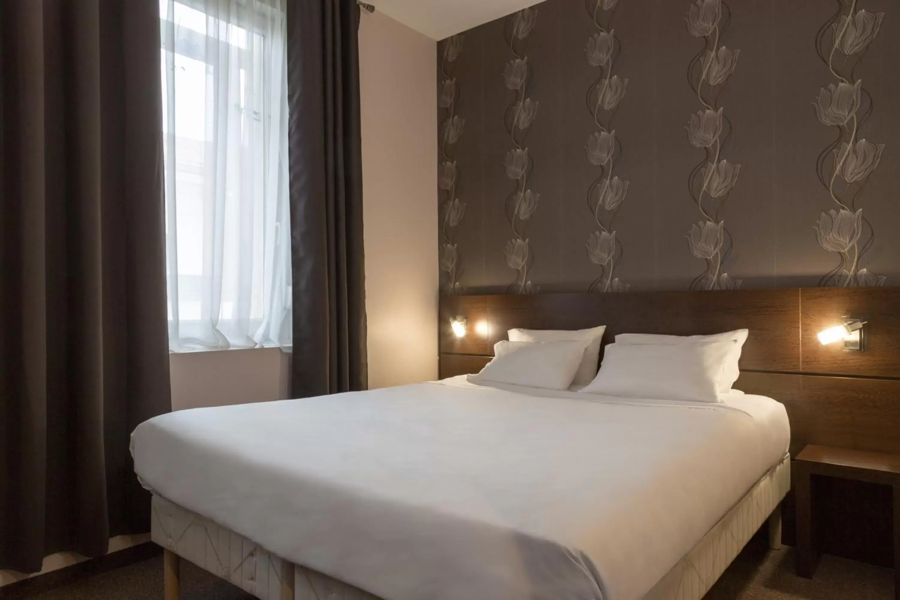 Bedroom, Bed in Urban Style, Hôtel Le Cheval Noir, Saint-Étienne
