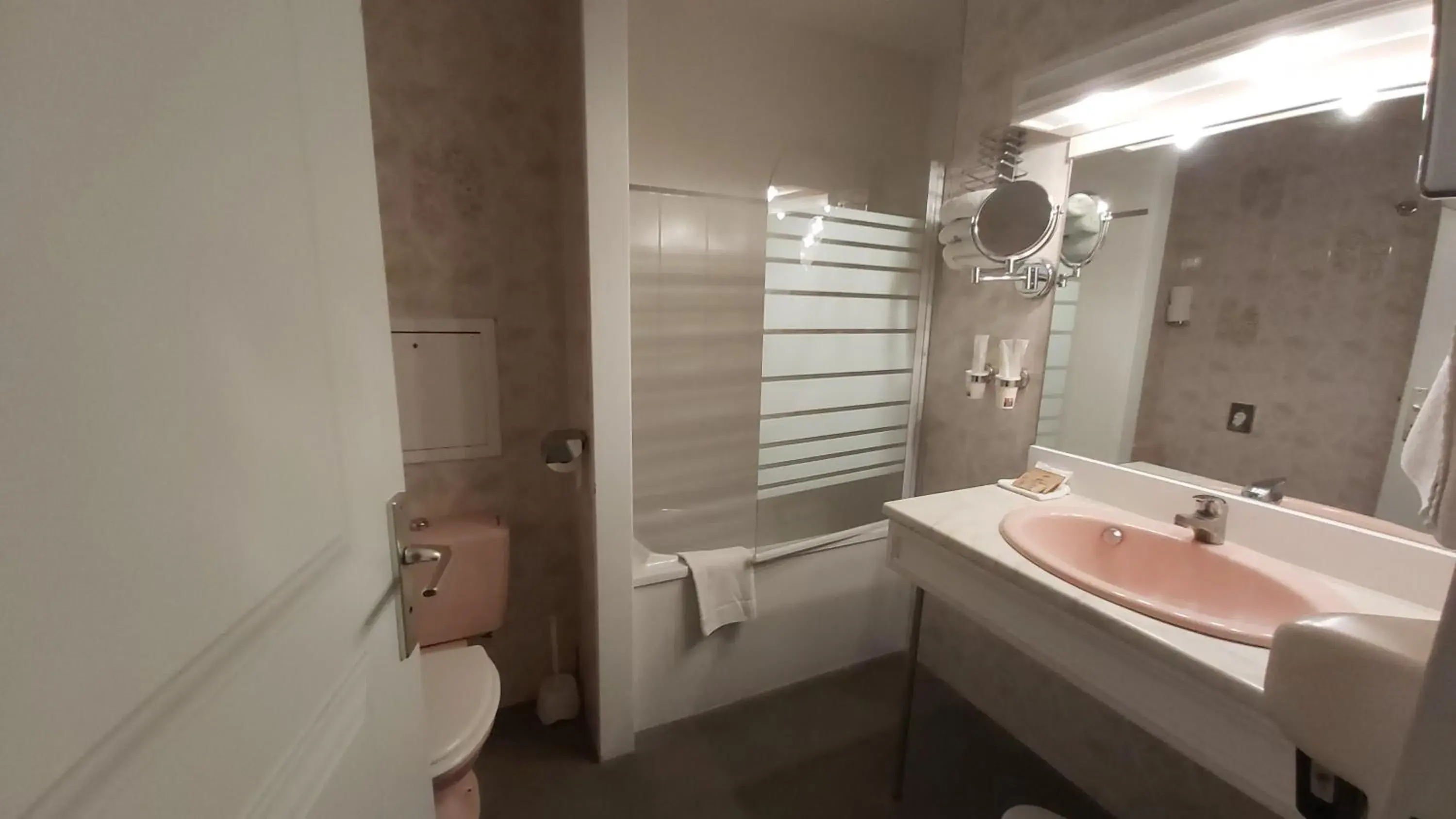 Triple Room in Hôtel 1er Consul Rouen Triple Room in Hôtel 1er Consul Rouen