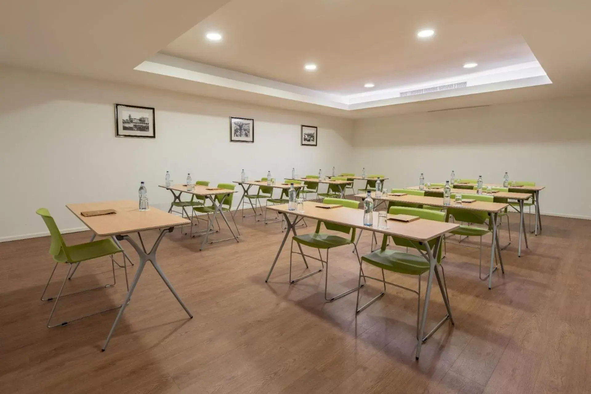 Meeting/conference room, Restaurant/Places to Eat in Neat Hotel Avenida