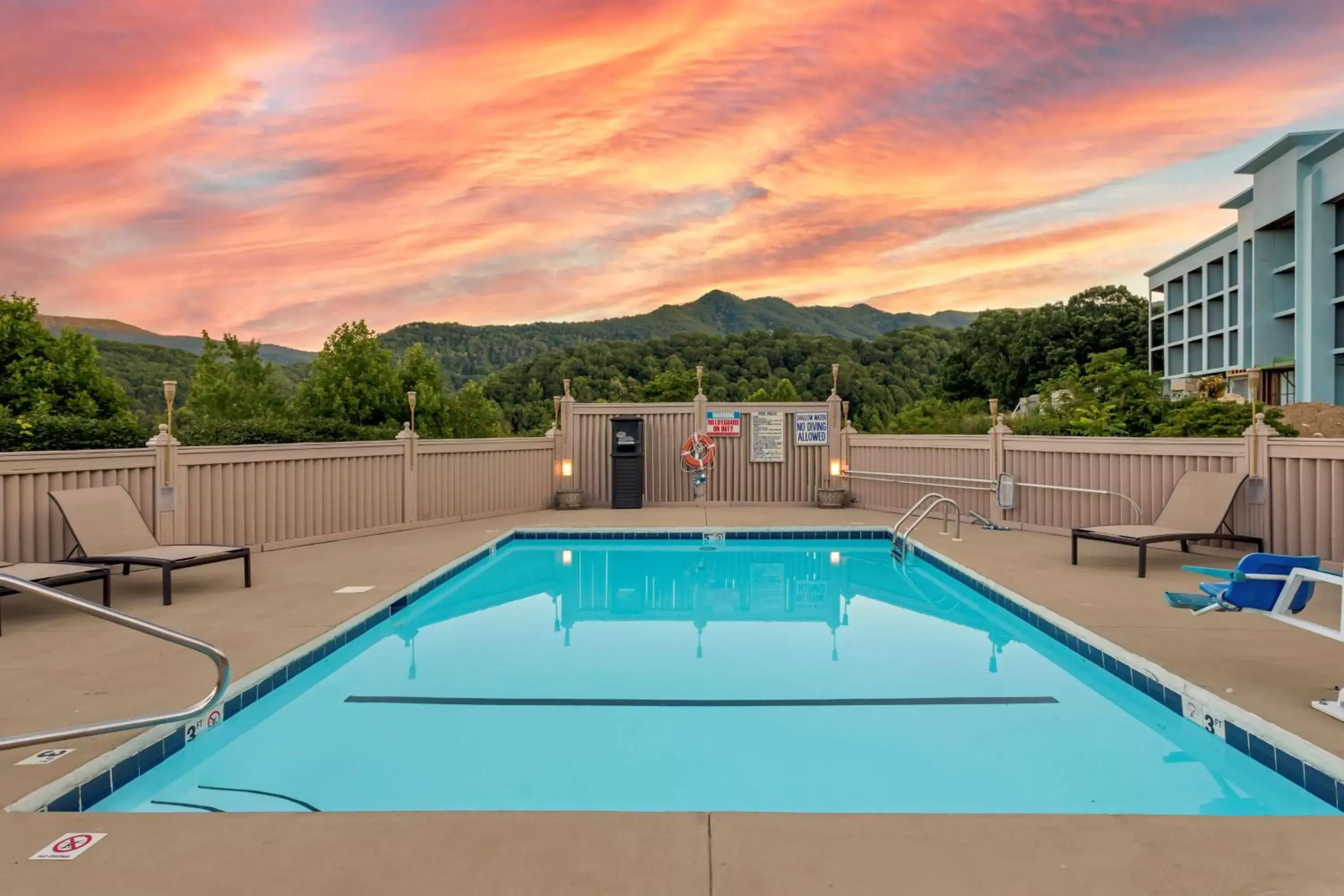 Pool view, Swimming Pool in Best Western Smoky Mountain Inn