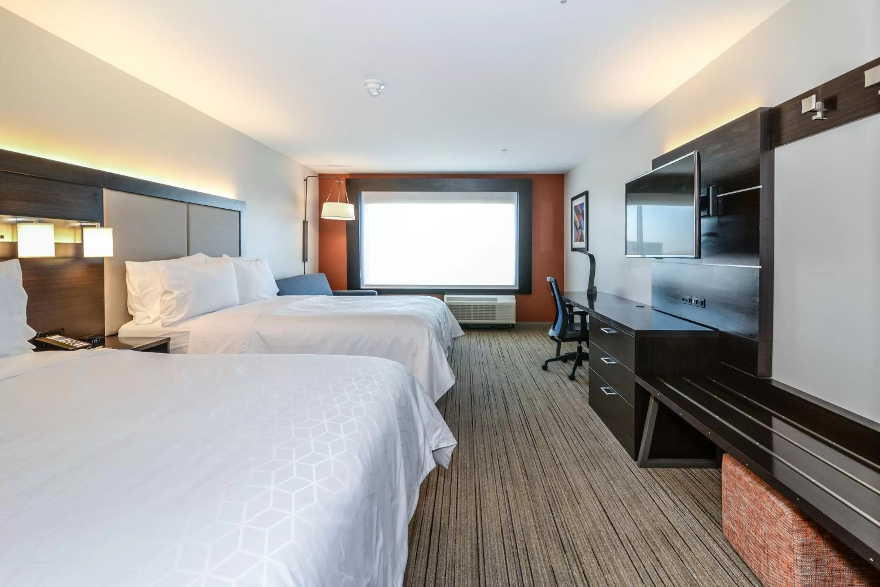 Property building, Bed in Holiday Inn Express Flint-Campus Area by IHG