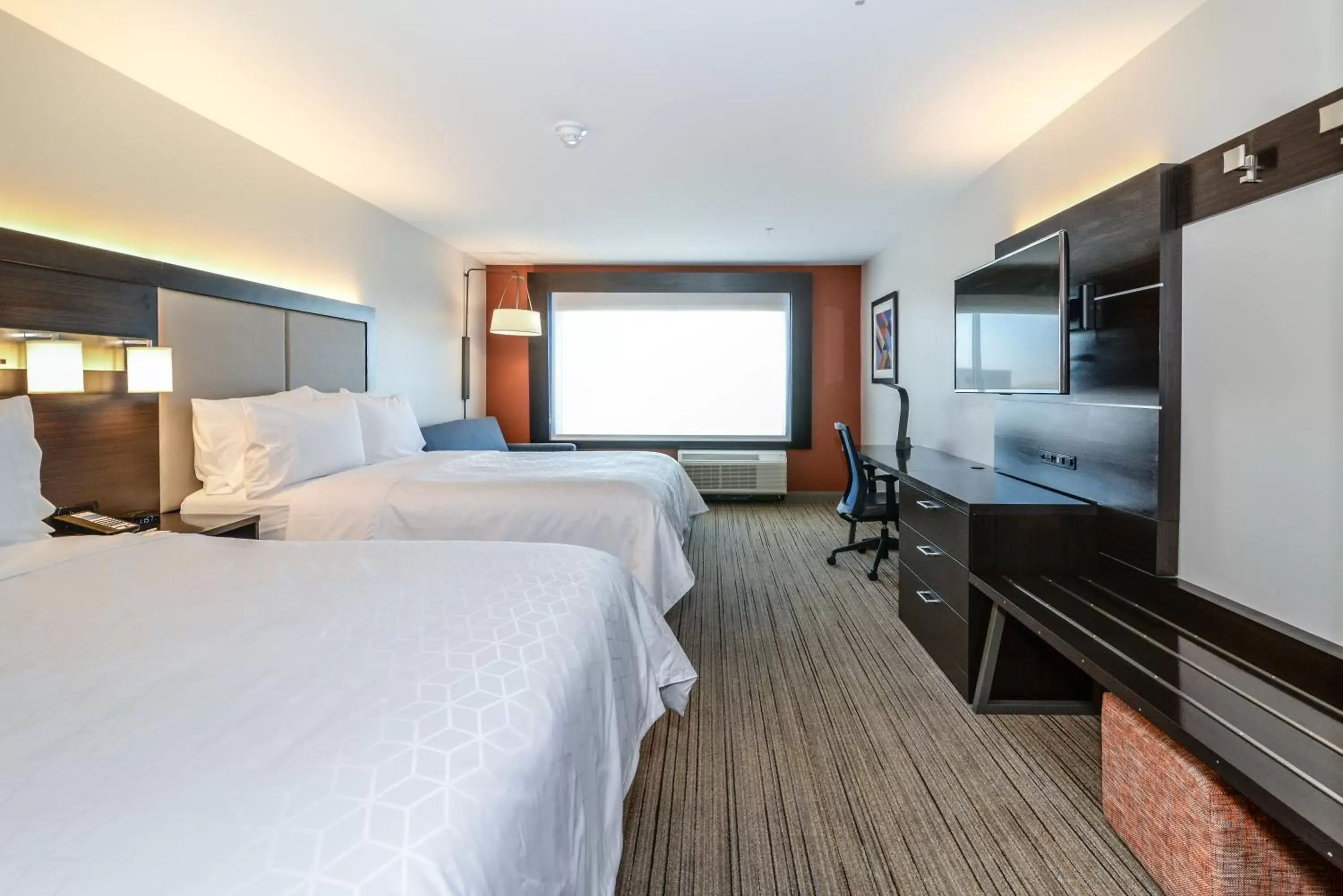 Property building, Bed in Holiday Inn Express Flint-Campus Area by IHG Property building, Bed in Holiday Inn Express Flint-Campus Area by IHG