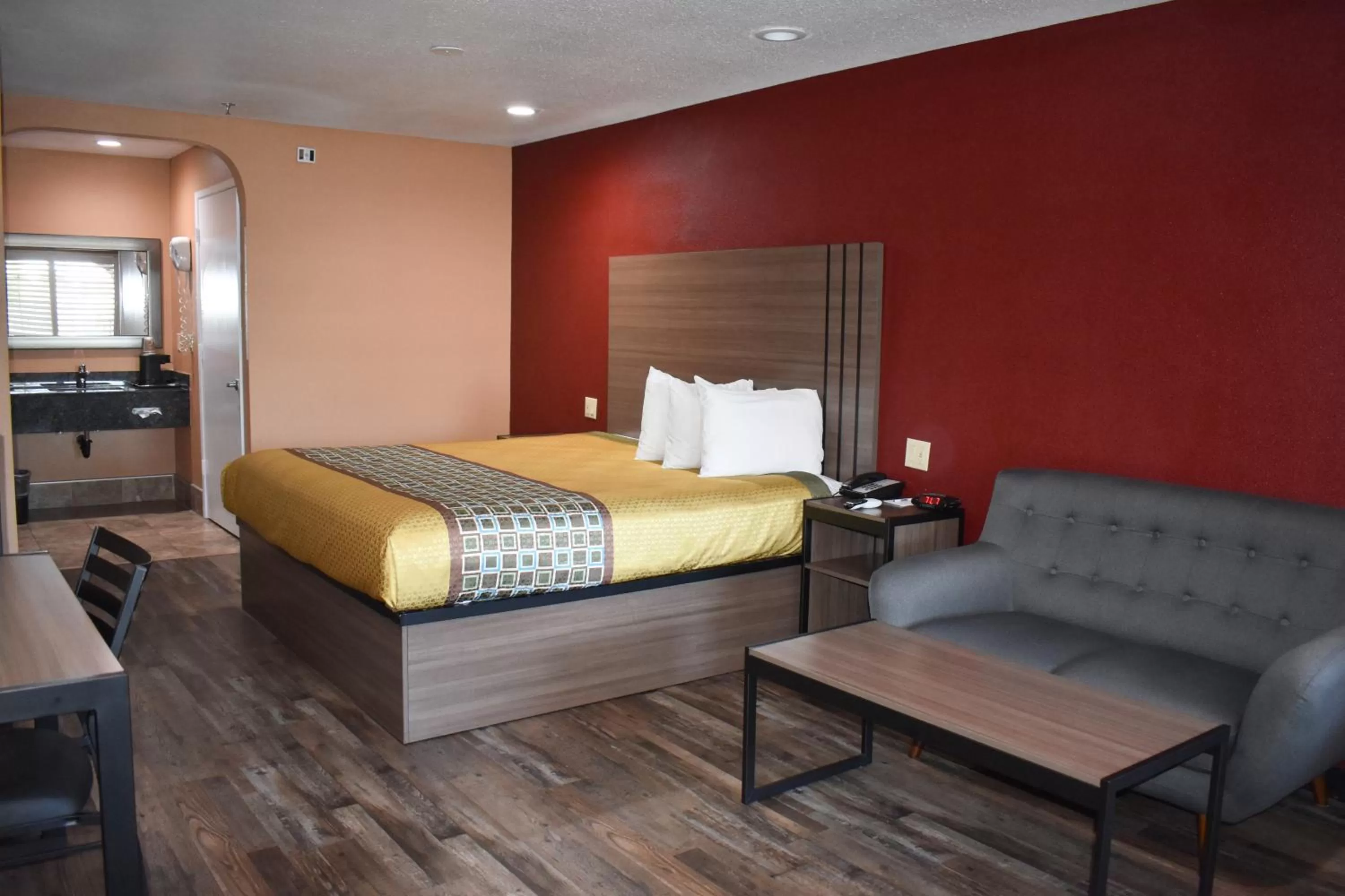 Bed in Americas Best Value Inn Manteca