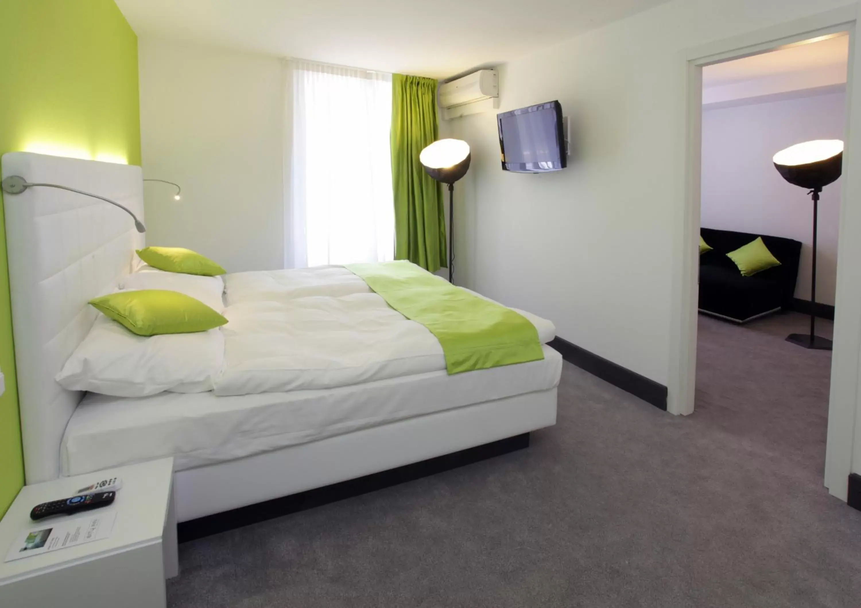 Photo of the whole room, Bed in Hotel City Inn Basel