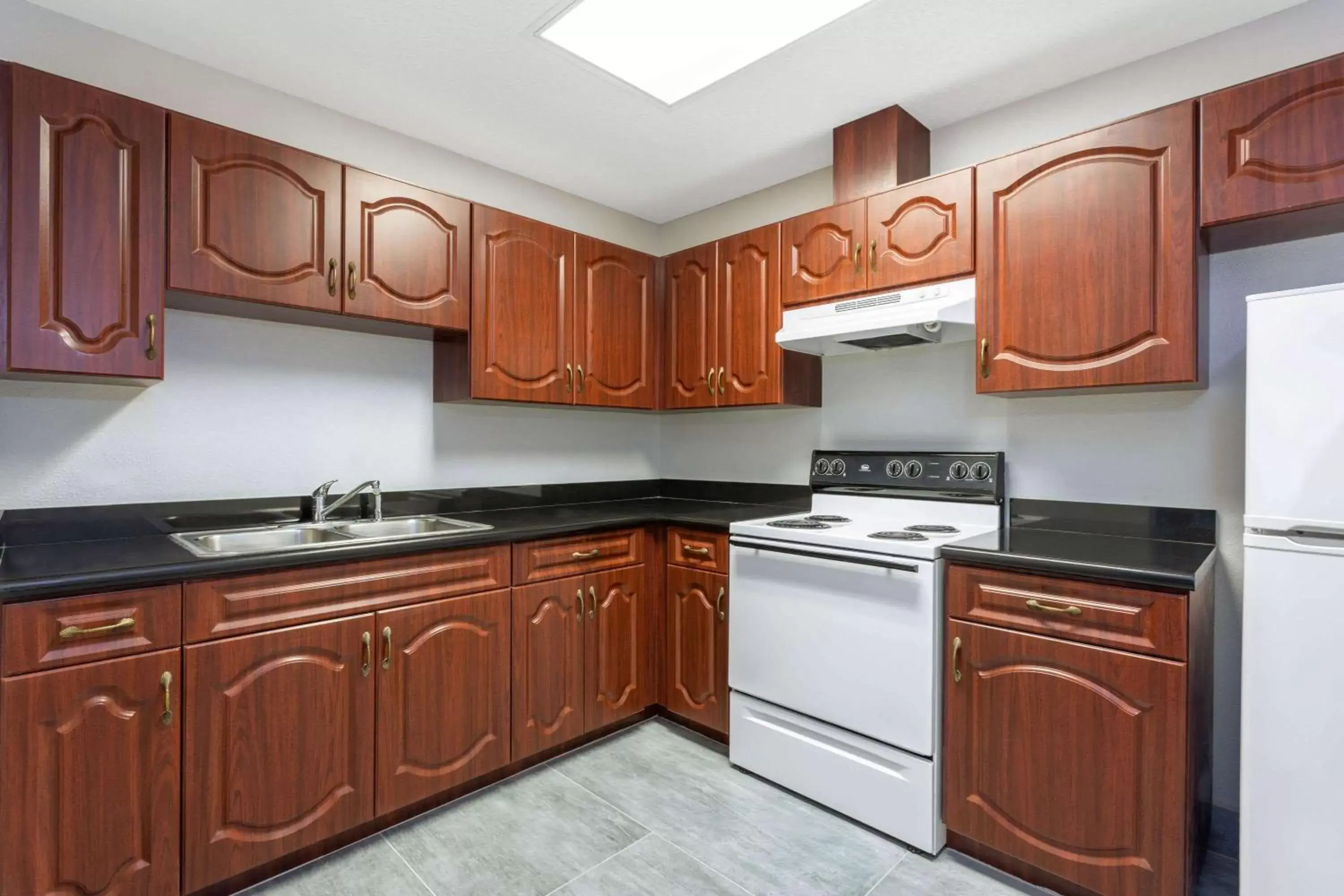 Kitchen or kitchenette, Kitchen/Kitchenette in La Quinta by Wyndham Tampa Central